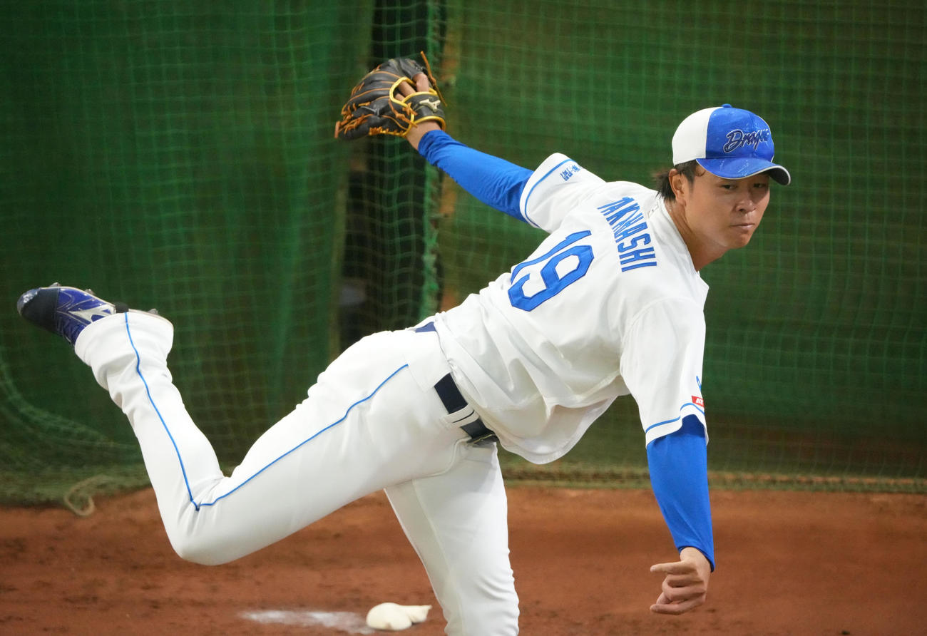 ブルペンに入り投球練習をする高橋宏（撮影・森本幸一）