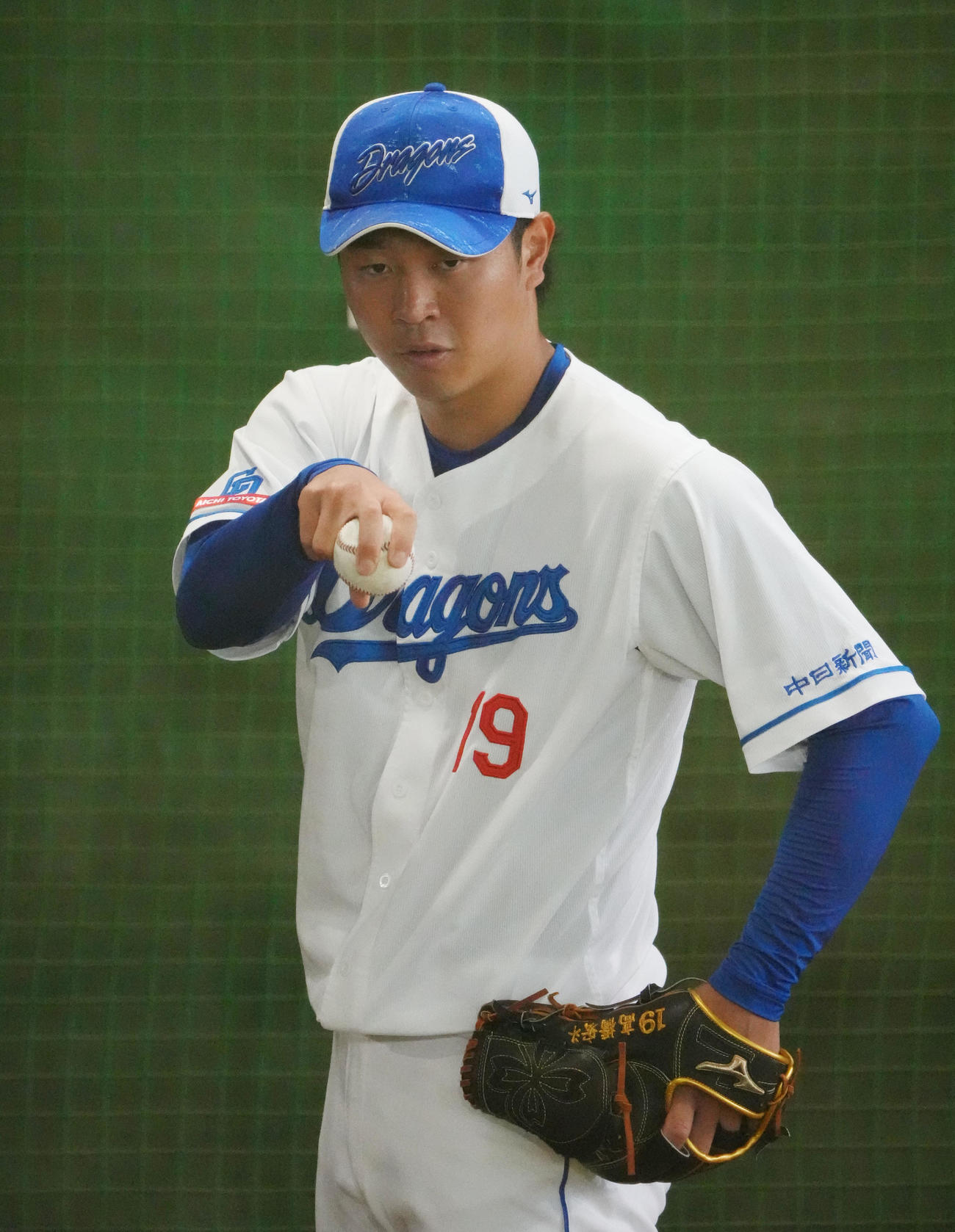 ブルペンに入り投球練習をする高橋宏（撮影・森本幸一）
