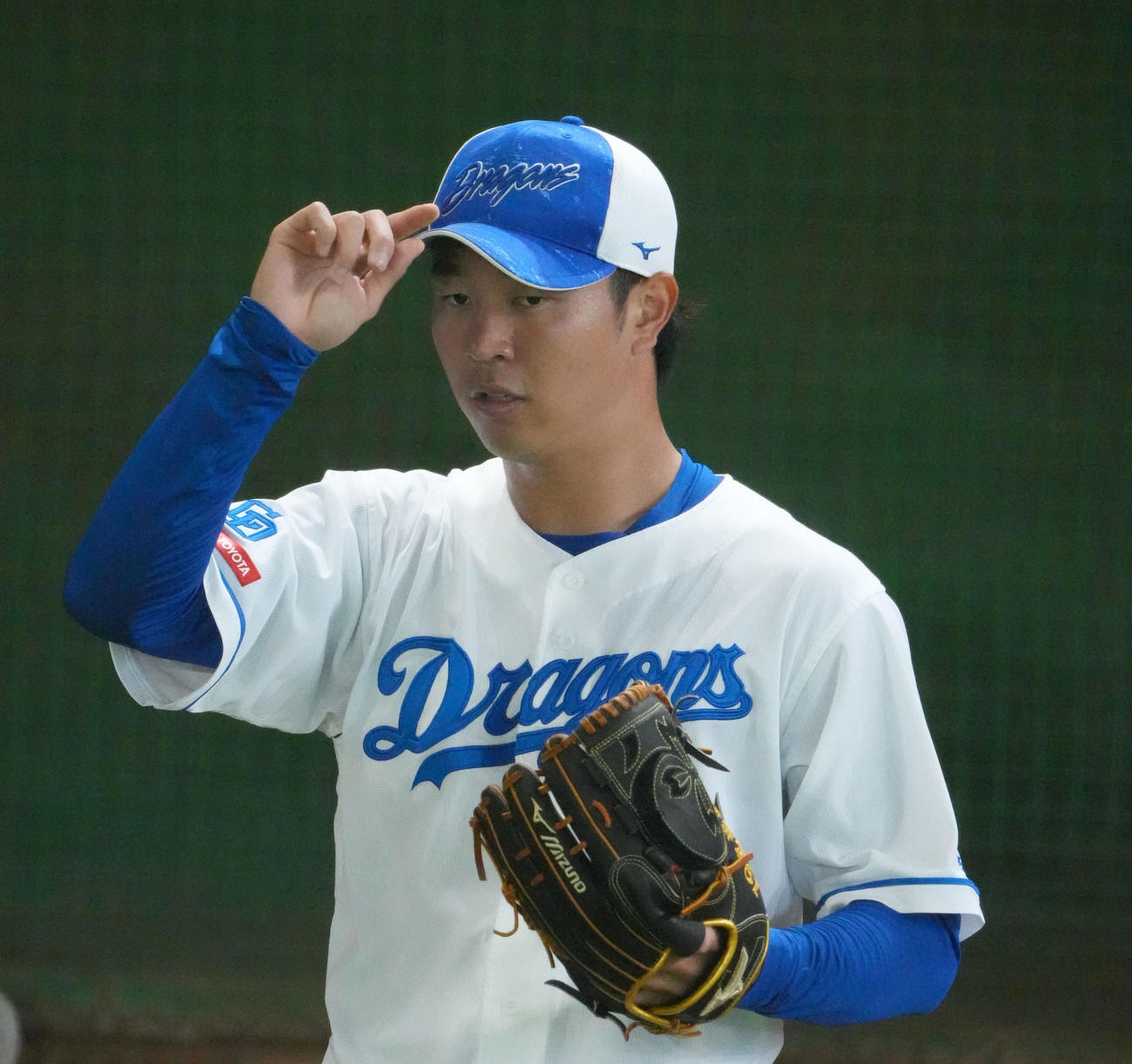 ブルペンに入り投球練習をする高橋宏（撮影・森本幸一）