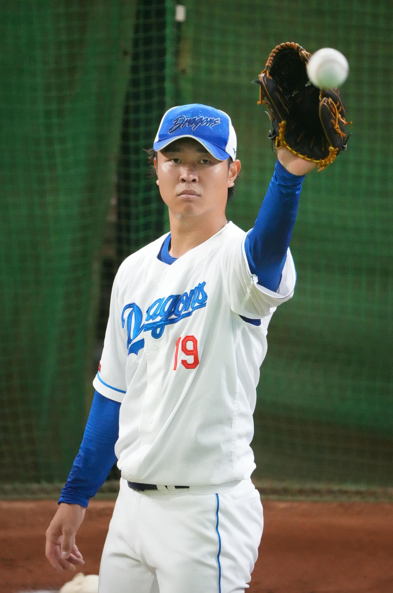 ブルペンに入り投球練習をする高橋宏（撮影・森本幸一）