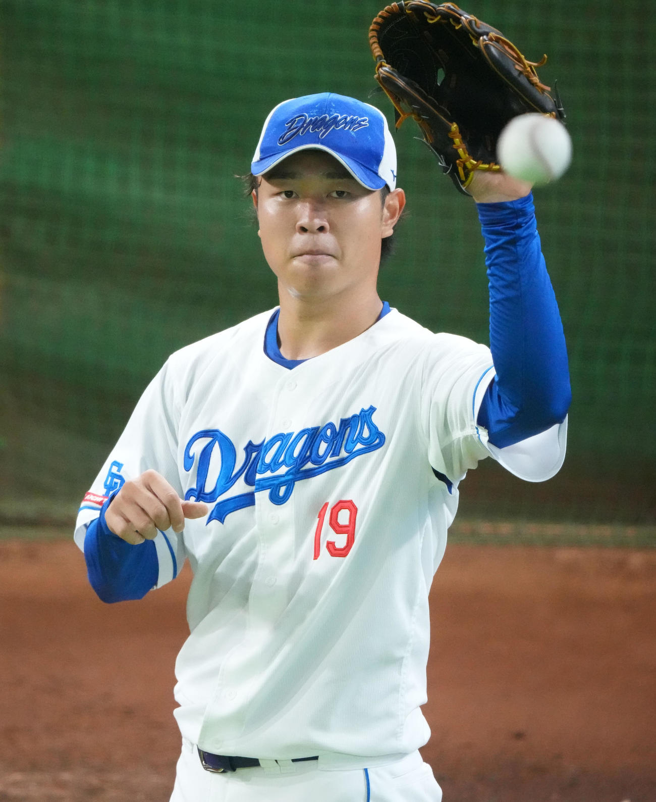 ブルペンに入り投球練習をする高橋宏（撮影・森本幸一）