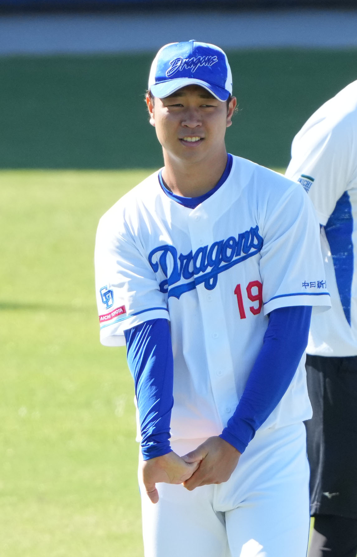ストレッチをする高橋宏（撮影・森本幸一）