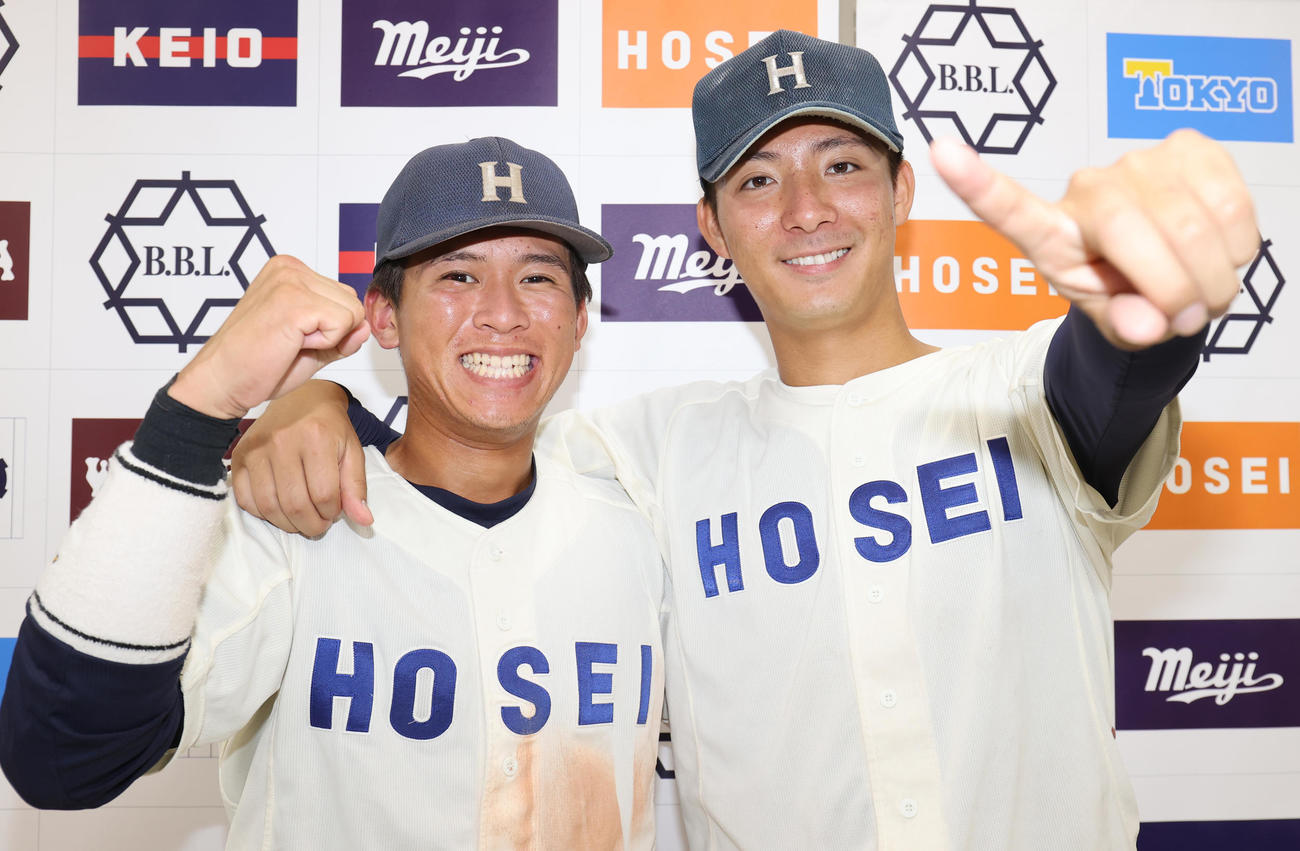 慶大対法大　サヨナラ安打にガッツポーズ法大・藤森康（左）と、リーグ戦初勝利に1ポーズの山城（撮影・野上伸悟）