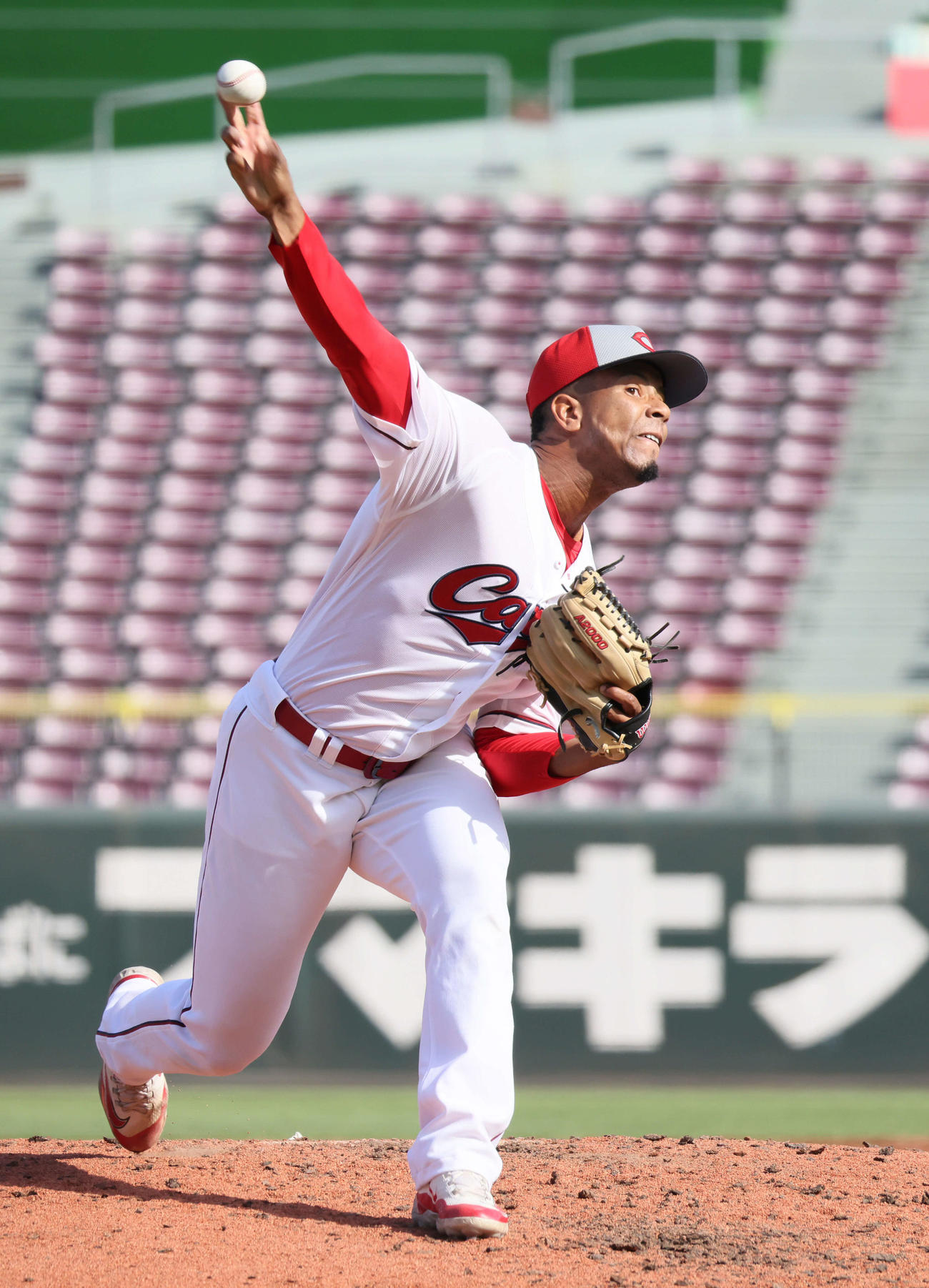シート打撃中、シート打撃に登板する広島練習生のブリトー（撮影・加藤孝規）