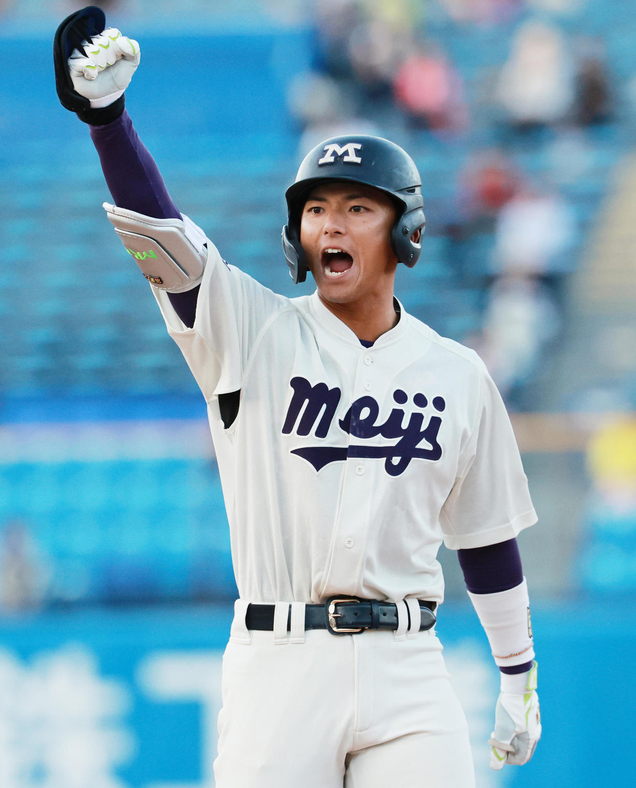 早大対明大　7回裏明大2死一、三塁、右前適時打を放ちガッツポーズの宗山（撮影・野上伸悟）