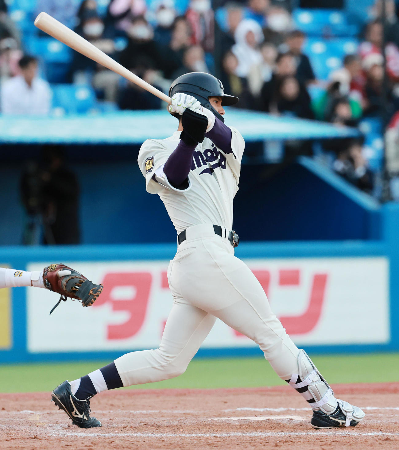 早大対明大　7回裏明大2死一、三塁、右前適時打を放つ宗山（撮影・野上伸悟）