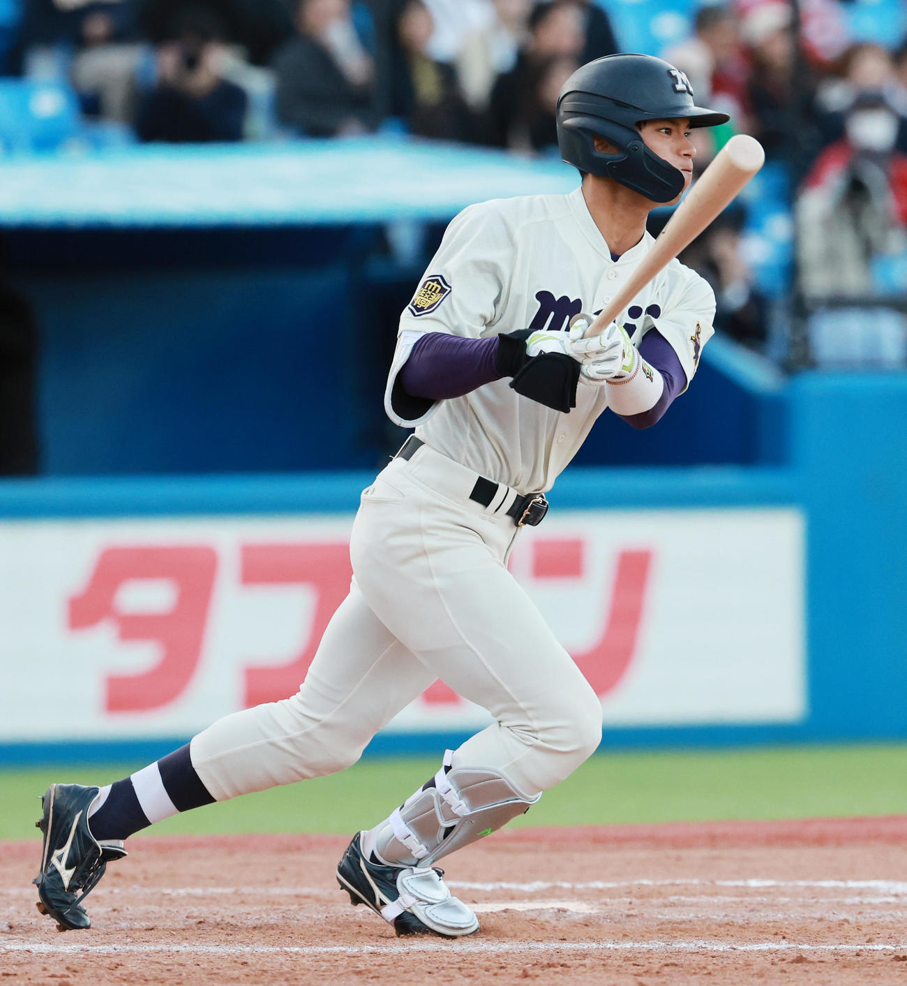 早大対明大　7回裏明大2死一、三塁、右前適時打を放つ宗山（撮影・野上伸悟）