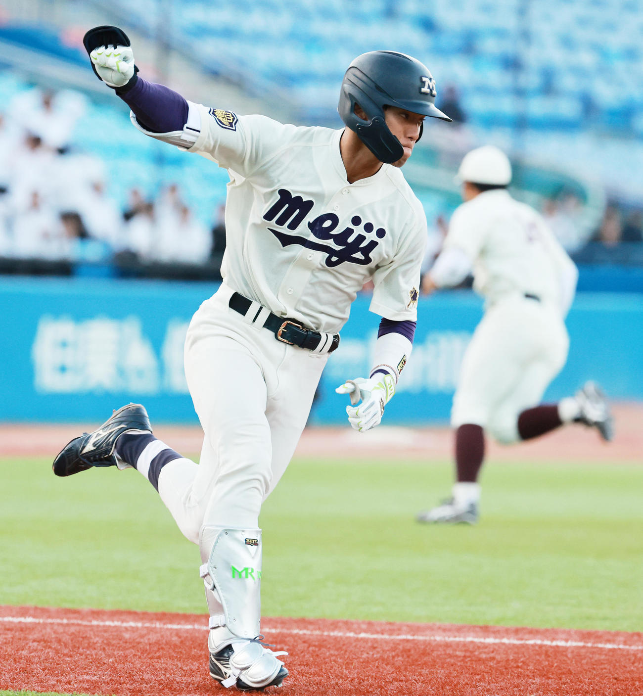 早大対明大　7回裏明大2死一、三塁、右前適時打を放ちガッツポーズの宗山（撮影・野上伸悟）