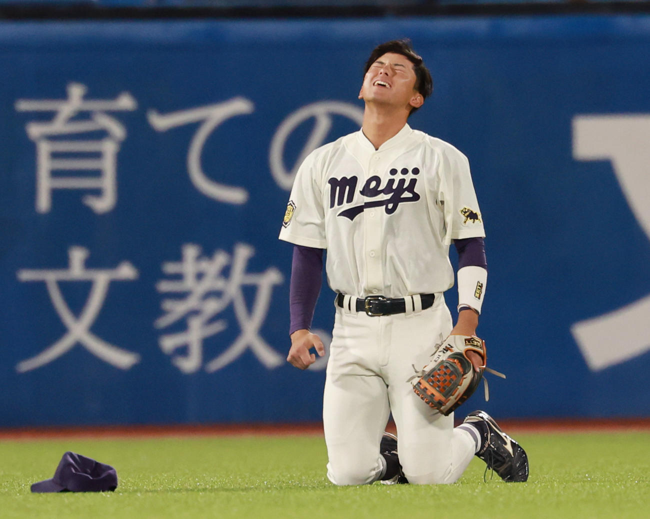早大対明大　11回表早大1死、石郷岡の飛球に飛びつこうとするもおよばす左前打となり、悔しがる宗山（撮影・野上伸悟）