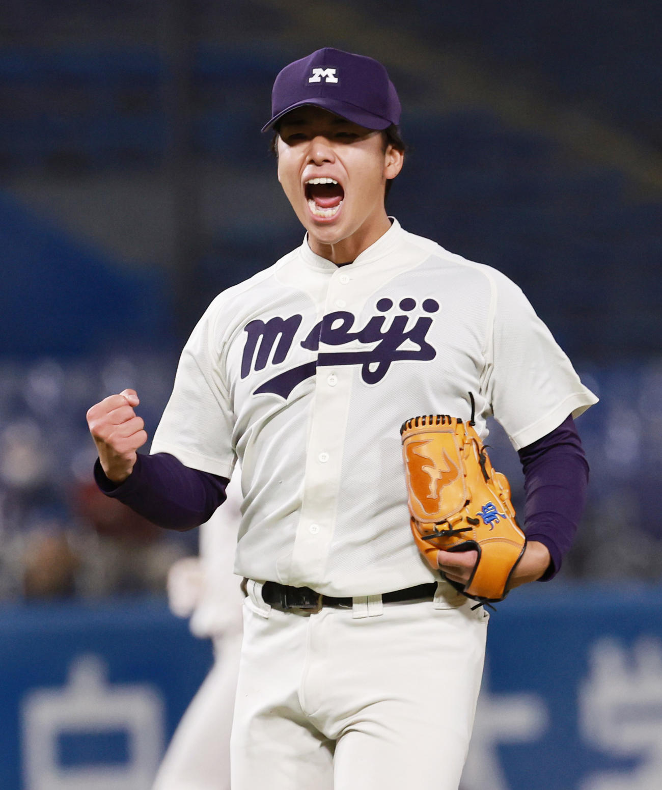 早大対明大　11回表を抑えほえる明大・山田（撮影・野上伸悟）