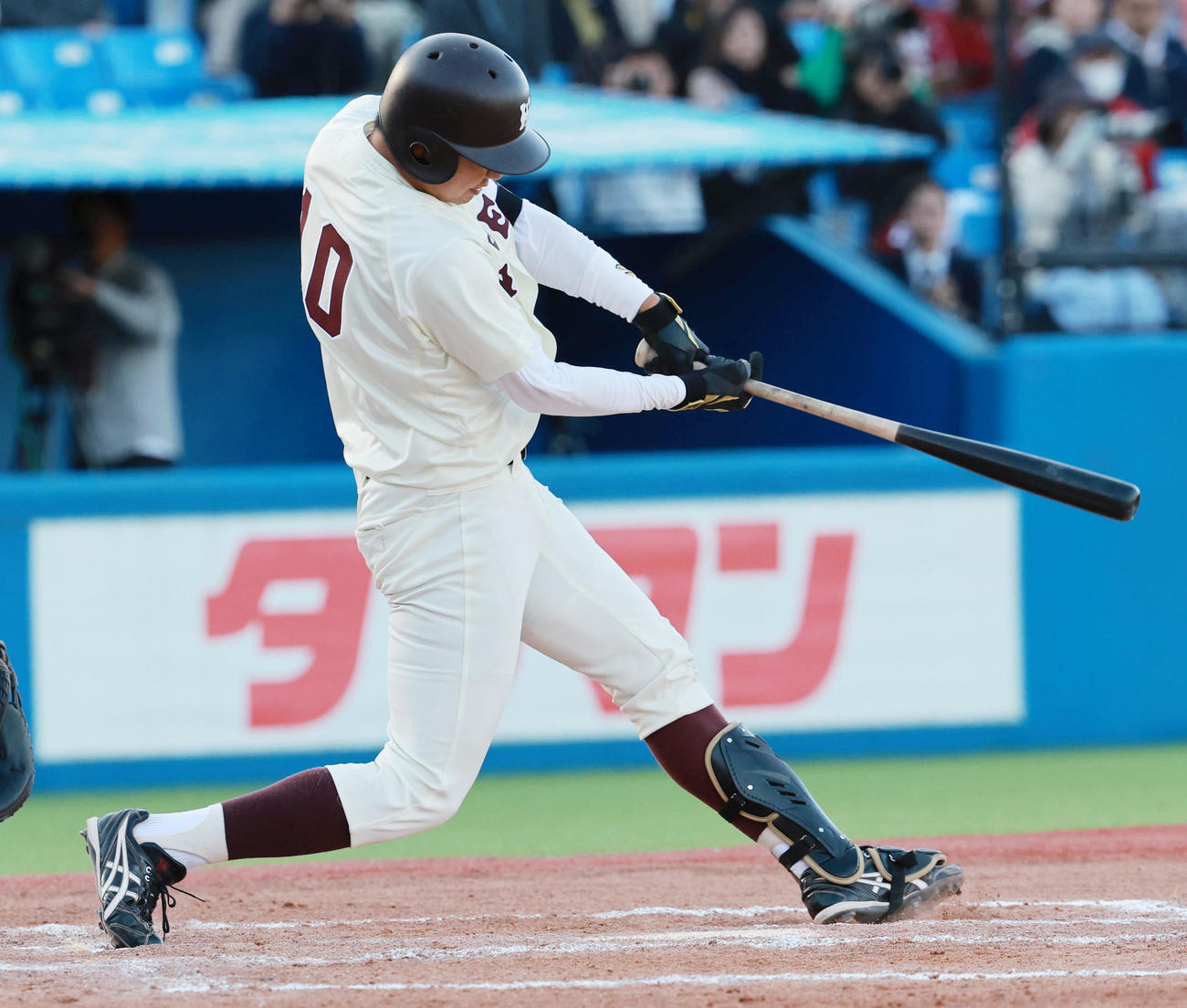 早大対明大　6回表早大1死二塁、先制左適時二塁打を放つ印出（撮影・野上伸悟）