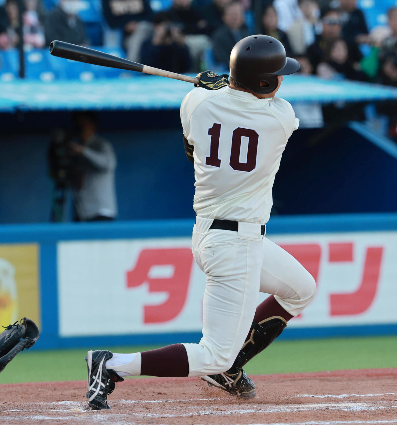 早大対明大　6回表早大1死二塁、先制左適時二塁打を放つ印出（撮影・野上伸悟）
