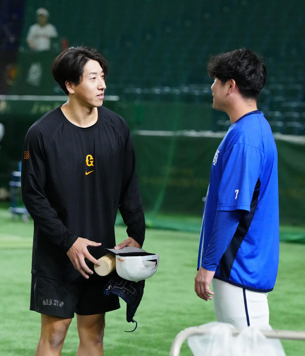 巨人対DeNA　試合前、DeNA佐野（右）に謝罪する巨人大勢（撮影・江口和貴）