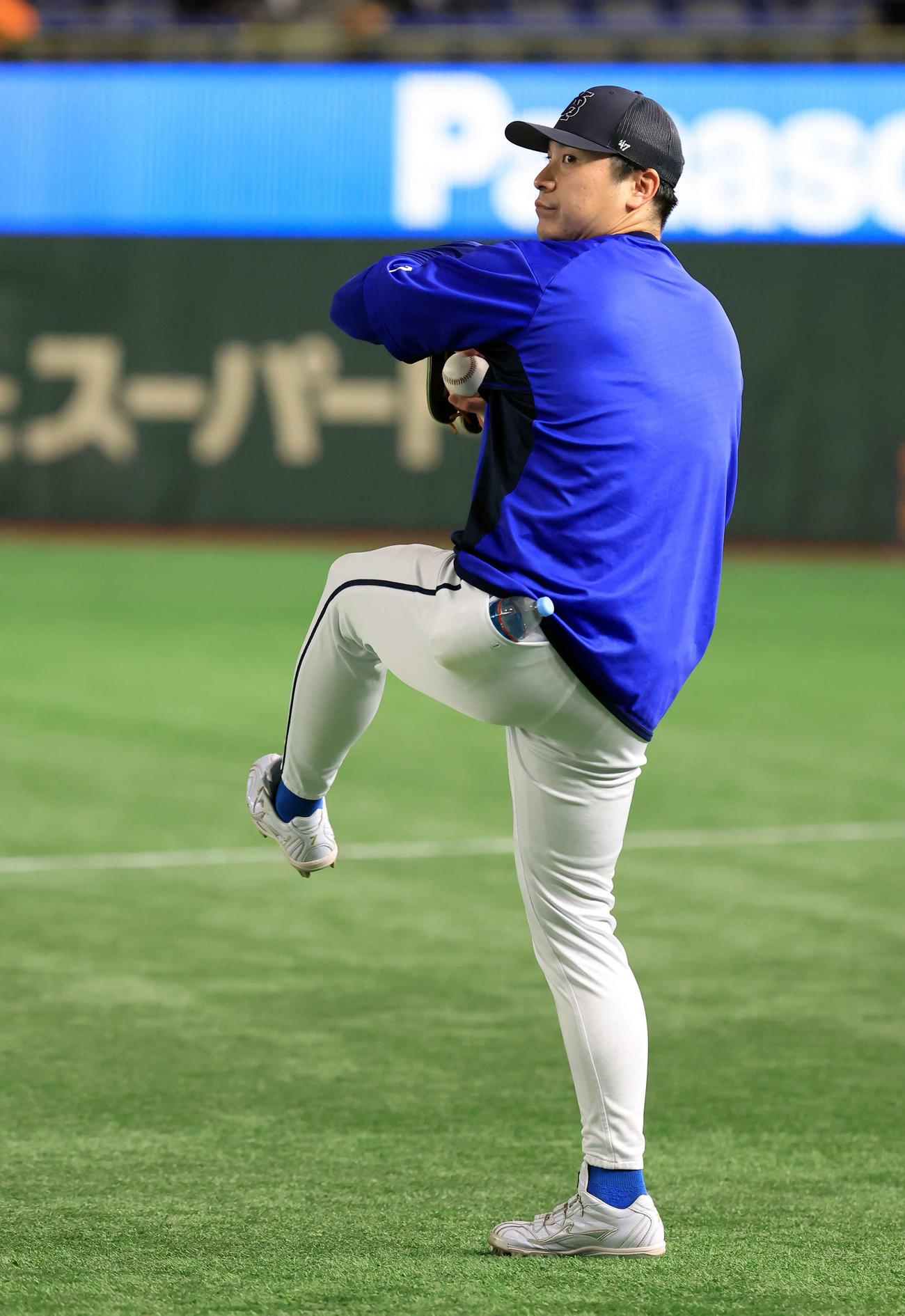 巨人対DeNA　キャッチボールするDeNA佐野（撮影・浅見桂子）