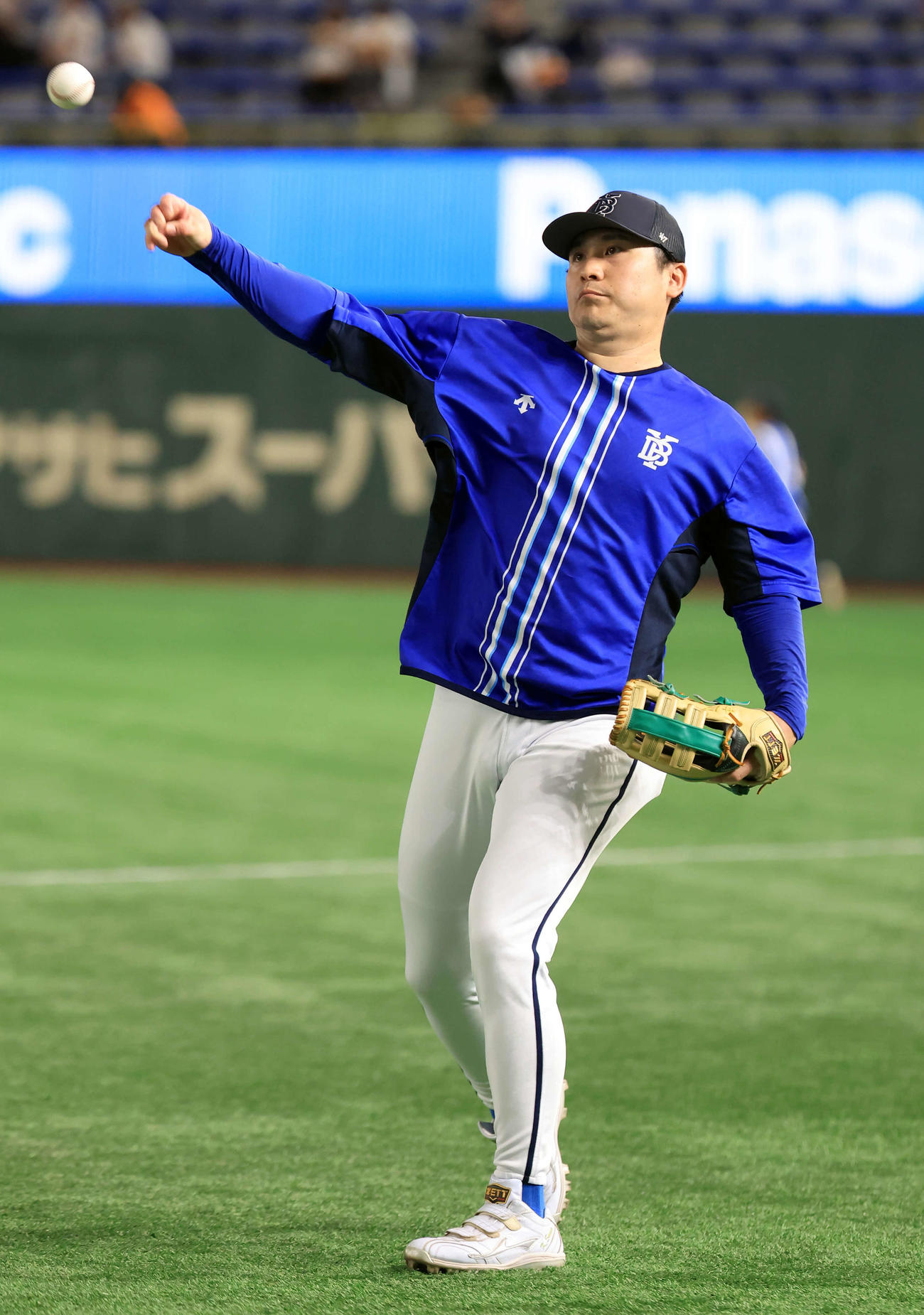 巨人対DeNA　キャッチボールするDeNA佐野（撮影・浅見桂子）