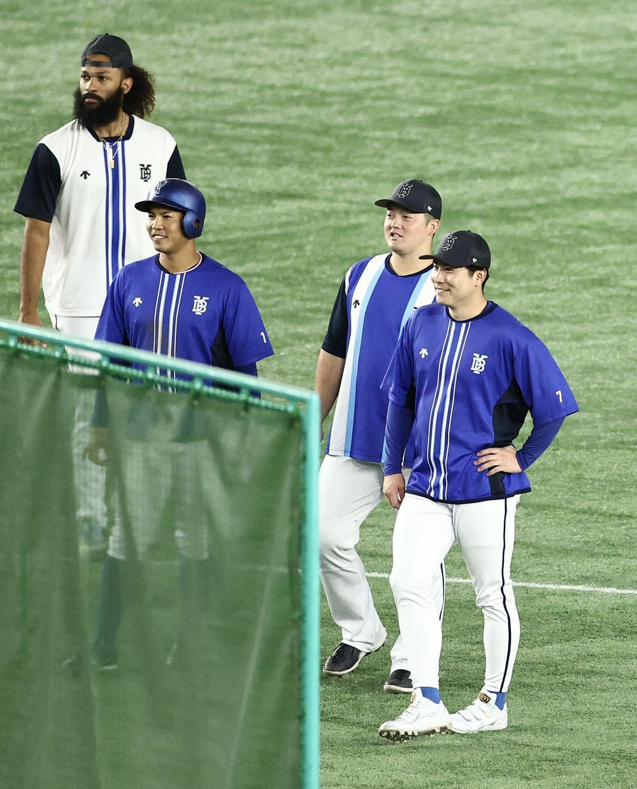 巨人対DeNA　試合前、練習に臨むDeNAの、右から佐野、牧、桑原、ジャクソン（撮影・河田真司）