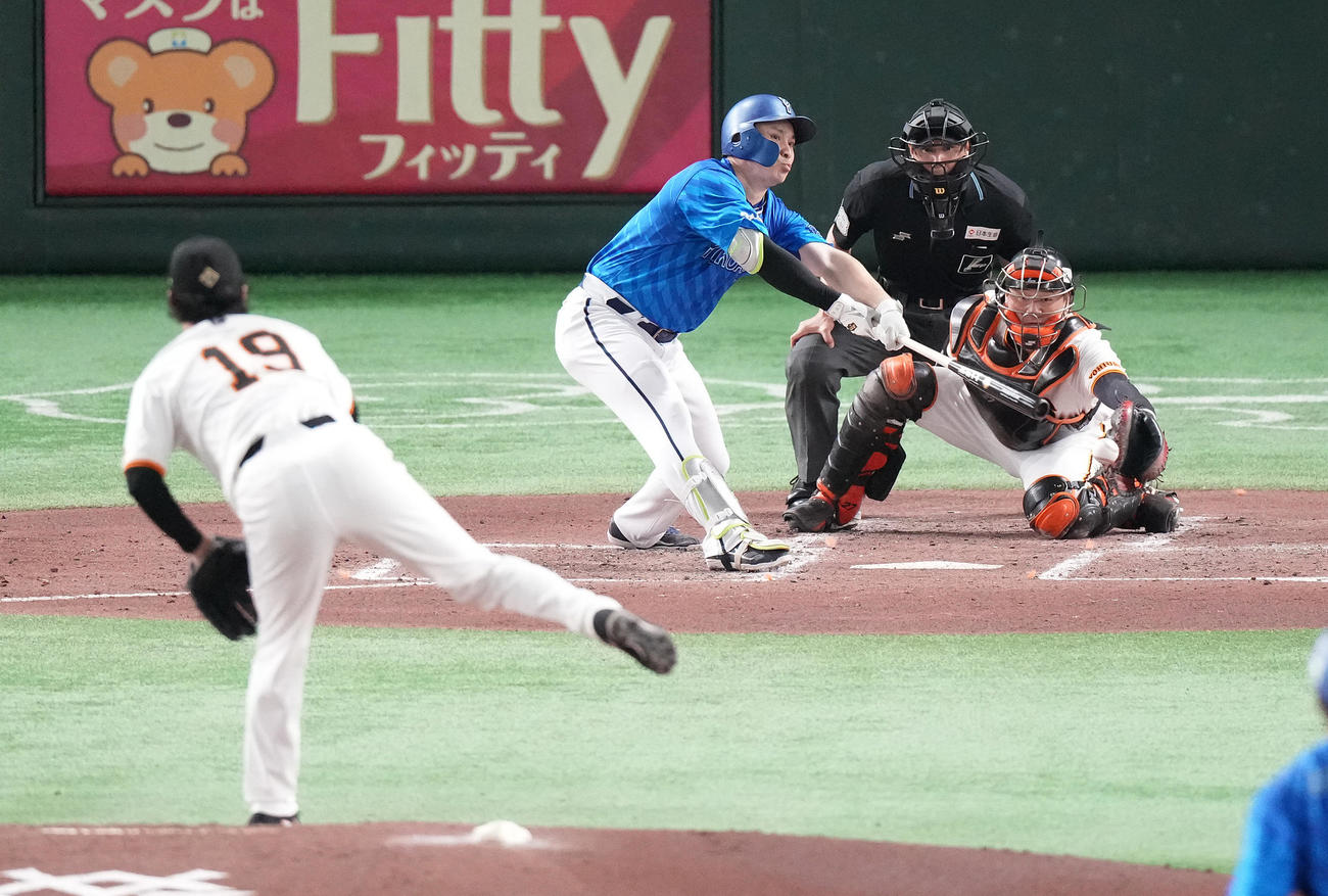 巨人対DeNA 3回表DeNA1死一、二塁、遊ゴロ併殺に倒れる佐野。投手山崎伊（撮影・鈴木みどり）