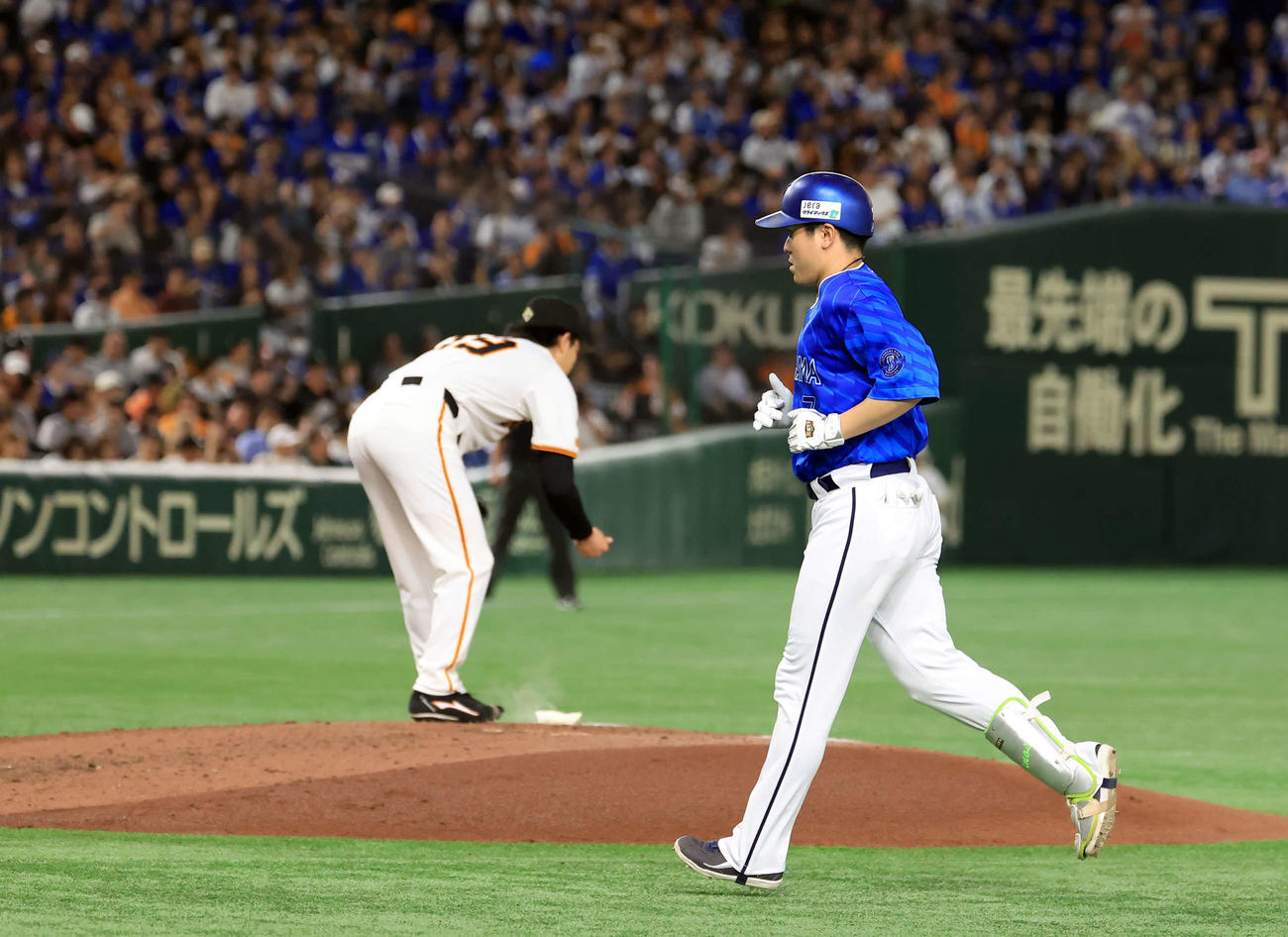 巨人対DeNA 6回表DeNA1死、遊ゴロに倒れベンチに引き揚げる佐野（右）。奥は山崎伊（撮影・浅見桂子）
