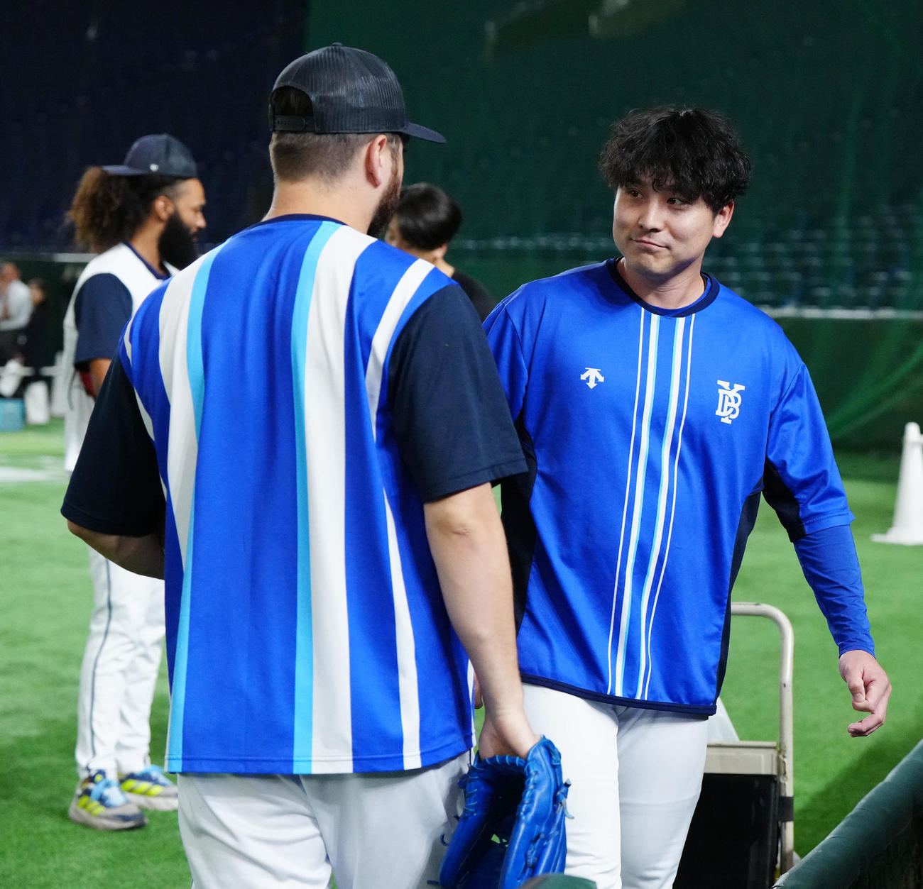 巨人対DeNA　試合前、巨人大勢から謝罪を受けるDeNA佐野（撮影・江口和貴）