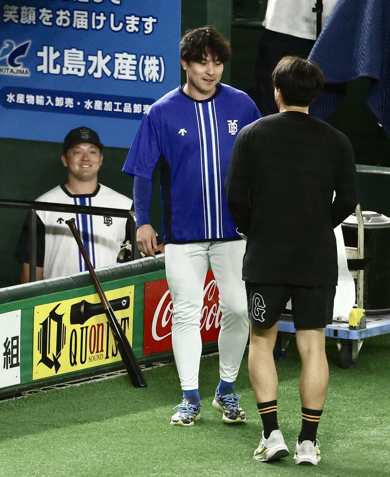 巨人対DeNA　試合前、巨人大勢（右）と言葉を交わすDeNA佐野。奥は牧（撮影・河田真司）