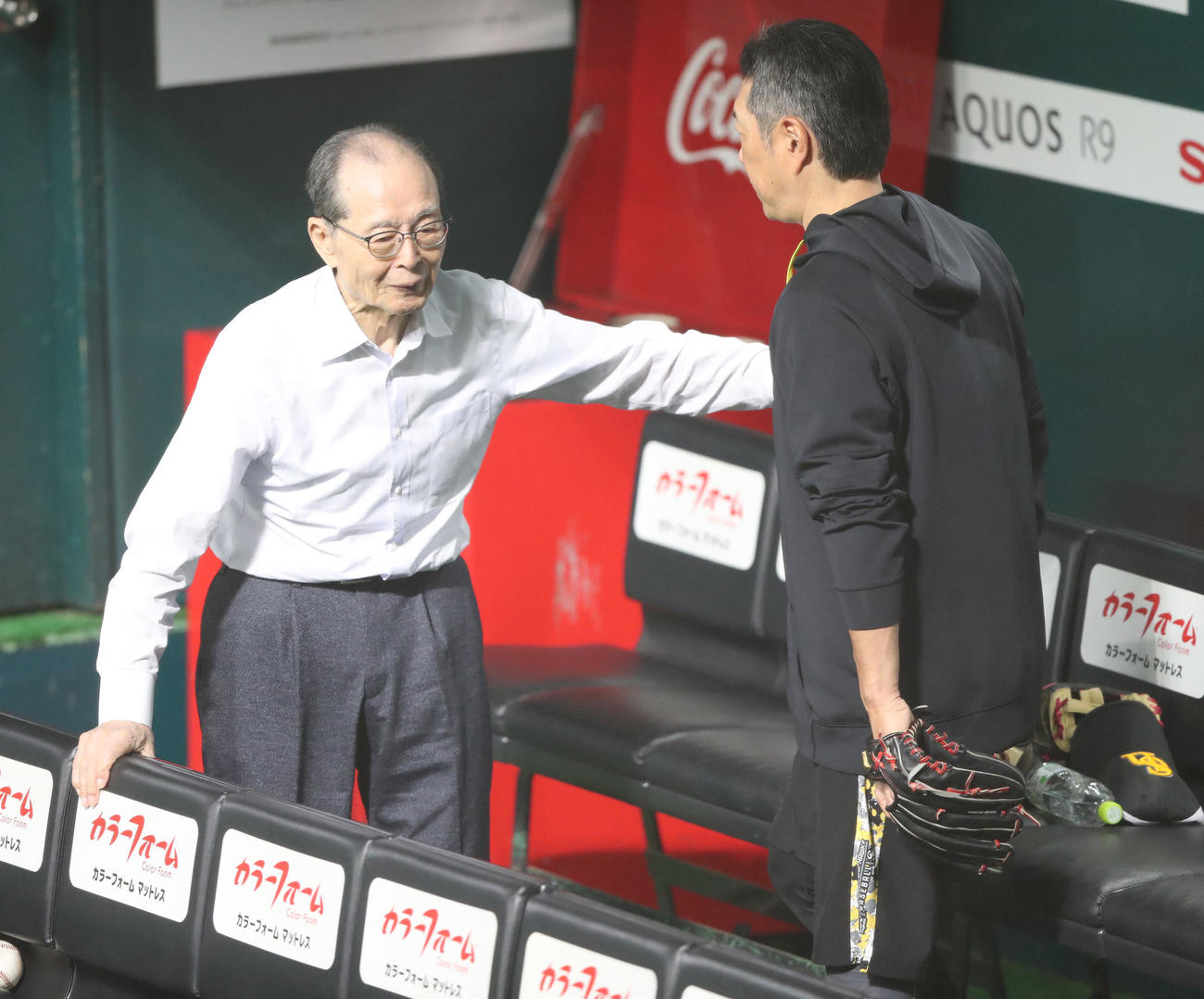 小久保監督（右）と話す王球団会長（撮影・鬼束羽瑠菜）