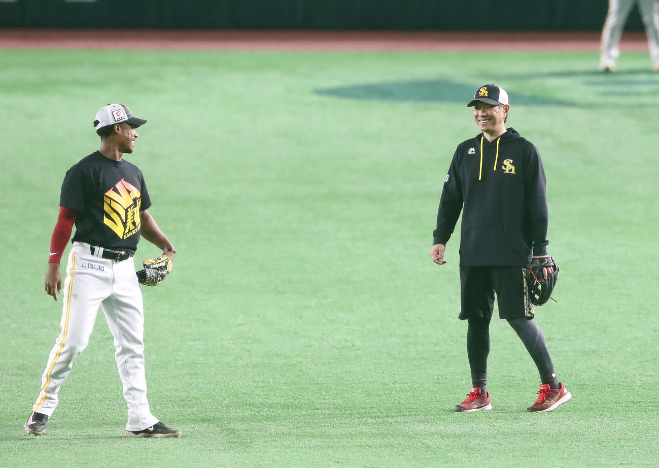 ダウンズ（左）と談笑する小久保監督（撮影・鬼束羽瑠菜）
