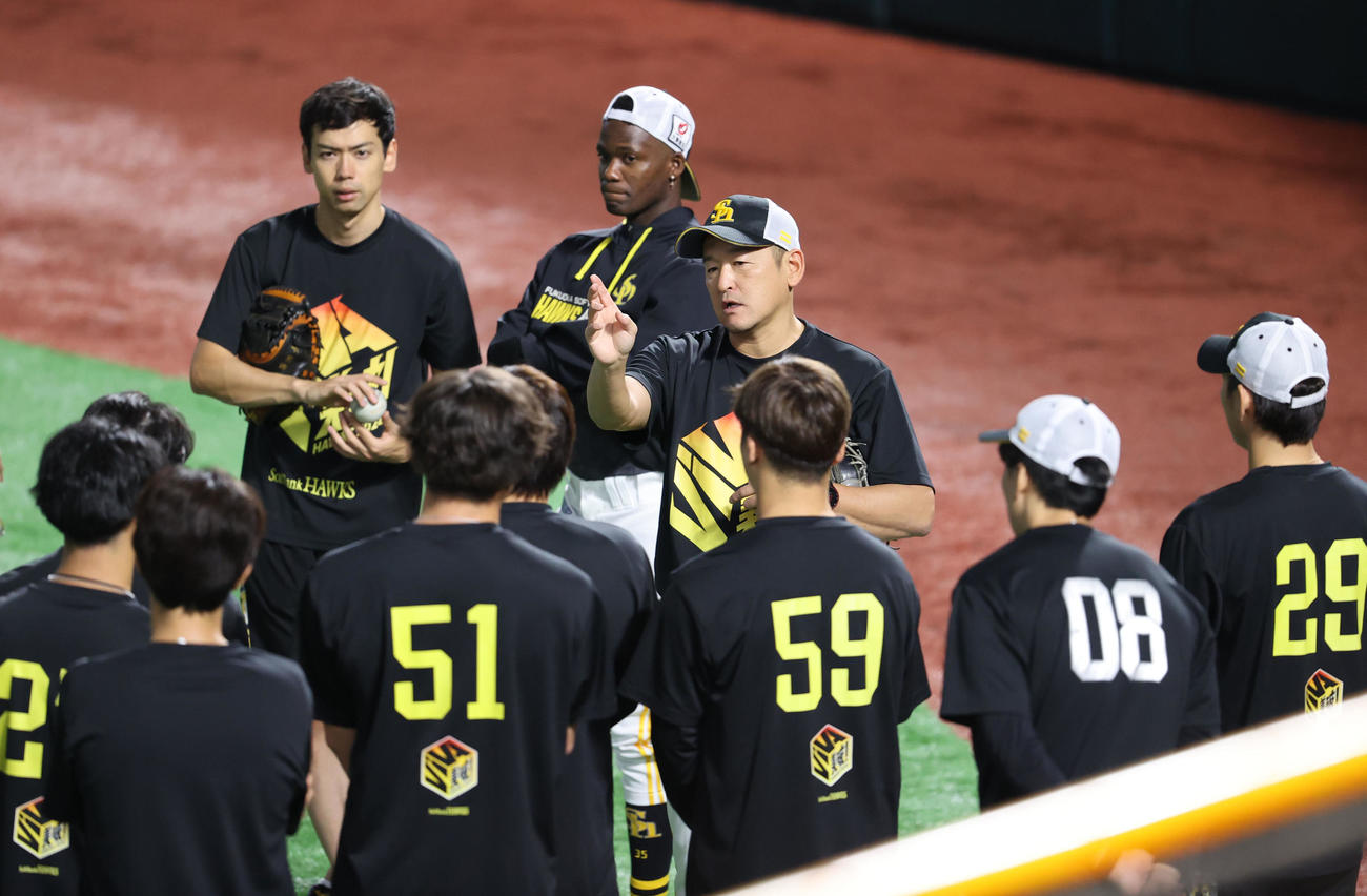 練習前、投手陣に話をする倉野コーチ（撮影・梅根麻紀）