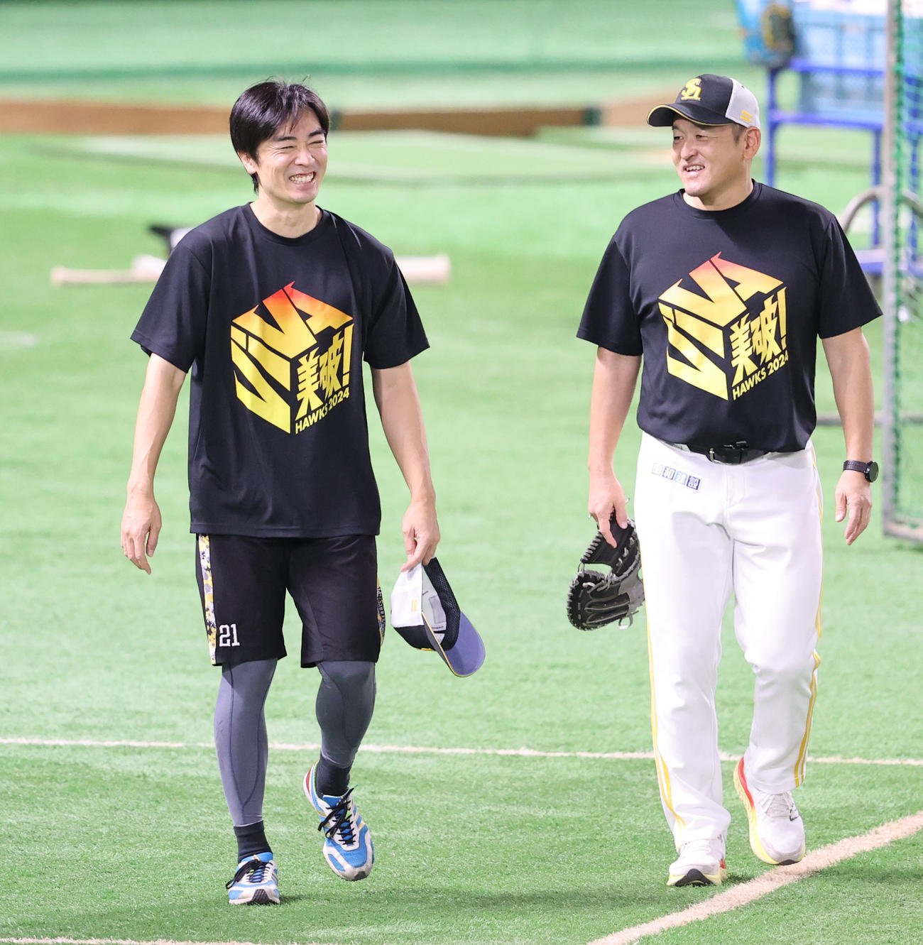 倉野投手コーチと話をしながら外野へ向かう和田（撮影・梅根麻紀）