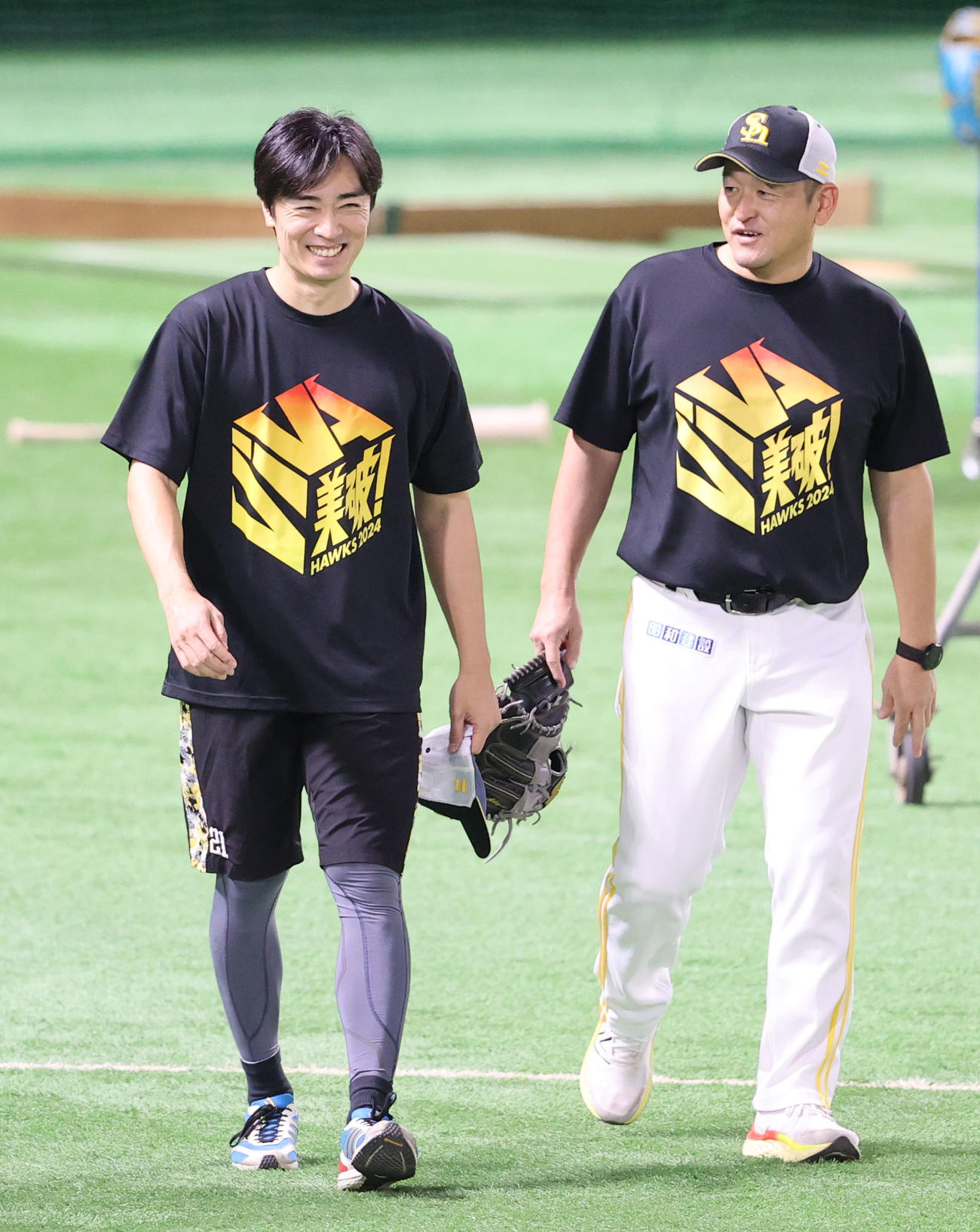 倉野投手コーチと話をしながら外野へ向かう和田（撮影・梅根麻紀）