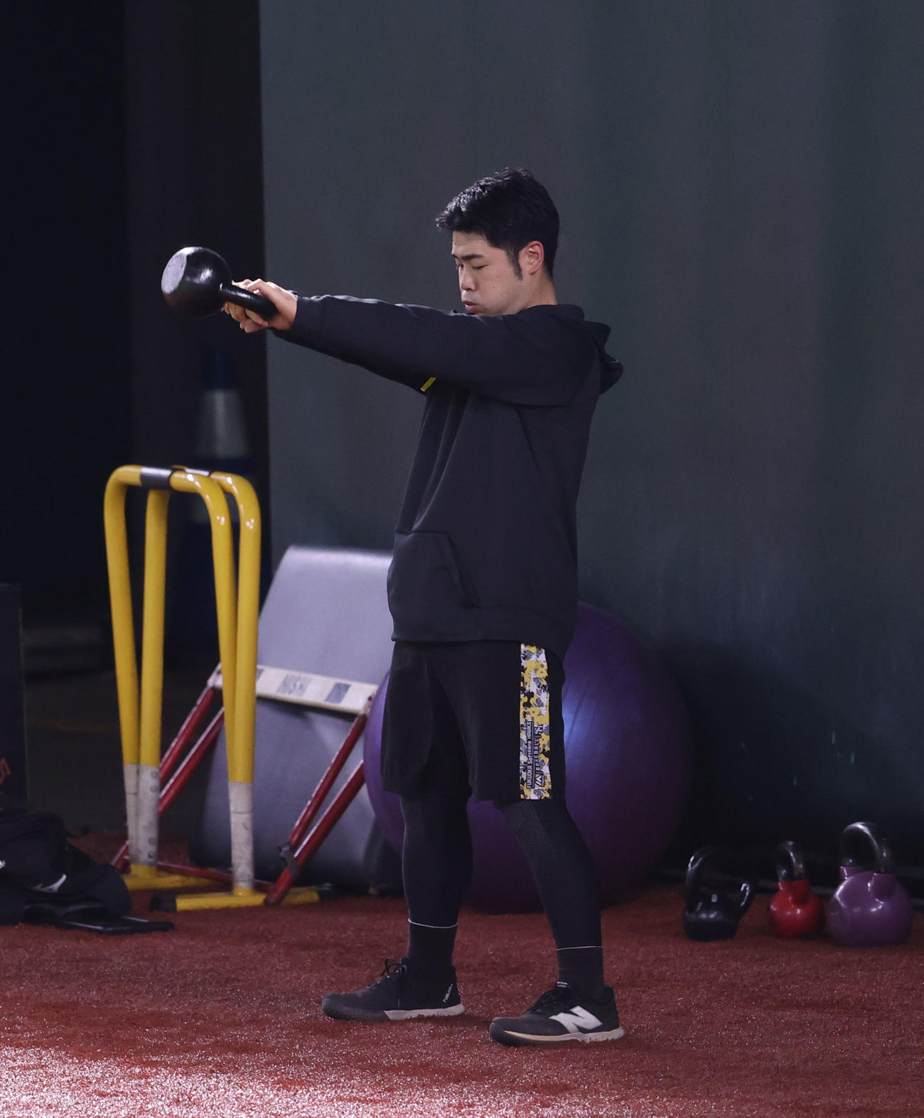 練習前、外野でトレーニングをする近藤（撮影・梅根麻紀）