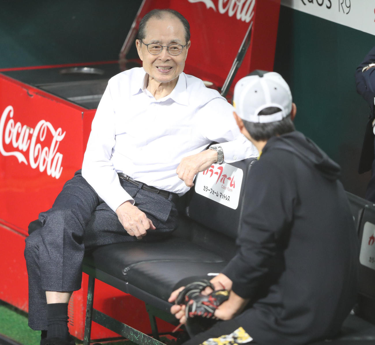 小久保監督（手前）と話す王球団会長（撮影・鬼束羽瑠菜）