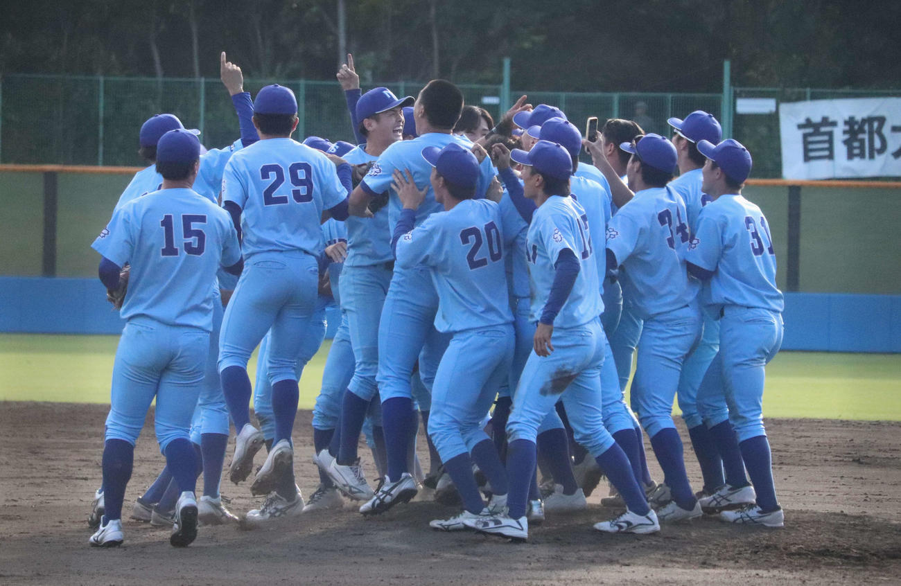 城西大対日体大　2季ぶり28度目の優勝を決め喜ぶ日体大ナイン（撮影・佐瀬百合子）