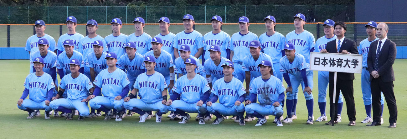 城西大対日体大　2季ぶり28度目の優勝を決め集合写真に納まる日体大ナイン（撮影・佐瀬百合子）
