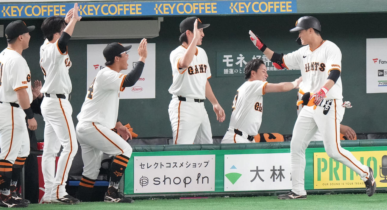 巨人対DeNA 5回裏巨人無死、先制の右越えソロ本塁打を放った中山（右）はナインと笑顔でハイタッチ（撮影・鈴木みどり）