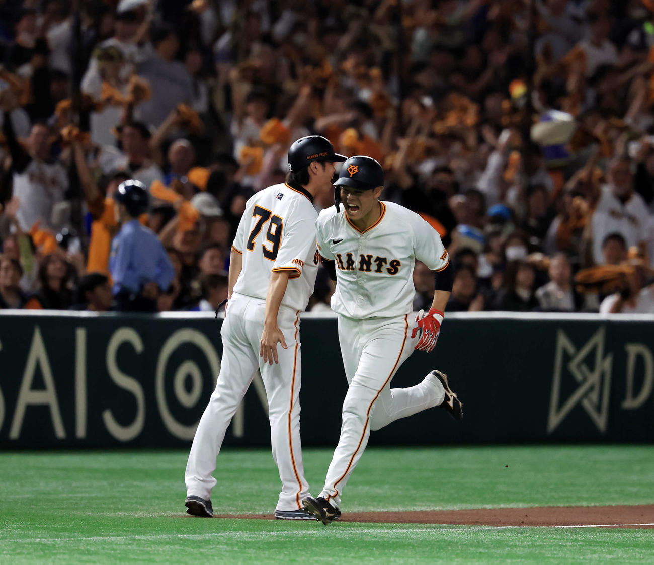 巨人対DeNA 5回裏巨人無死、中山は先制ソロ本塁打を放ち雄たけびを上げて三塁を回る（撮影・浅見桂子）