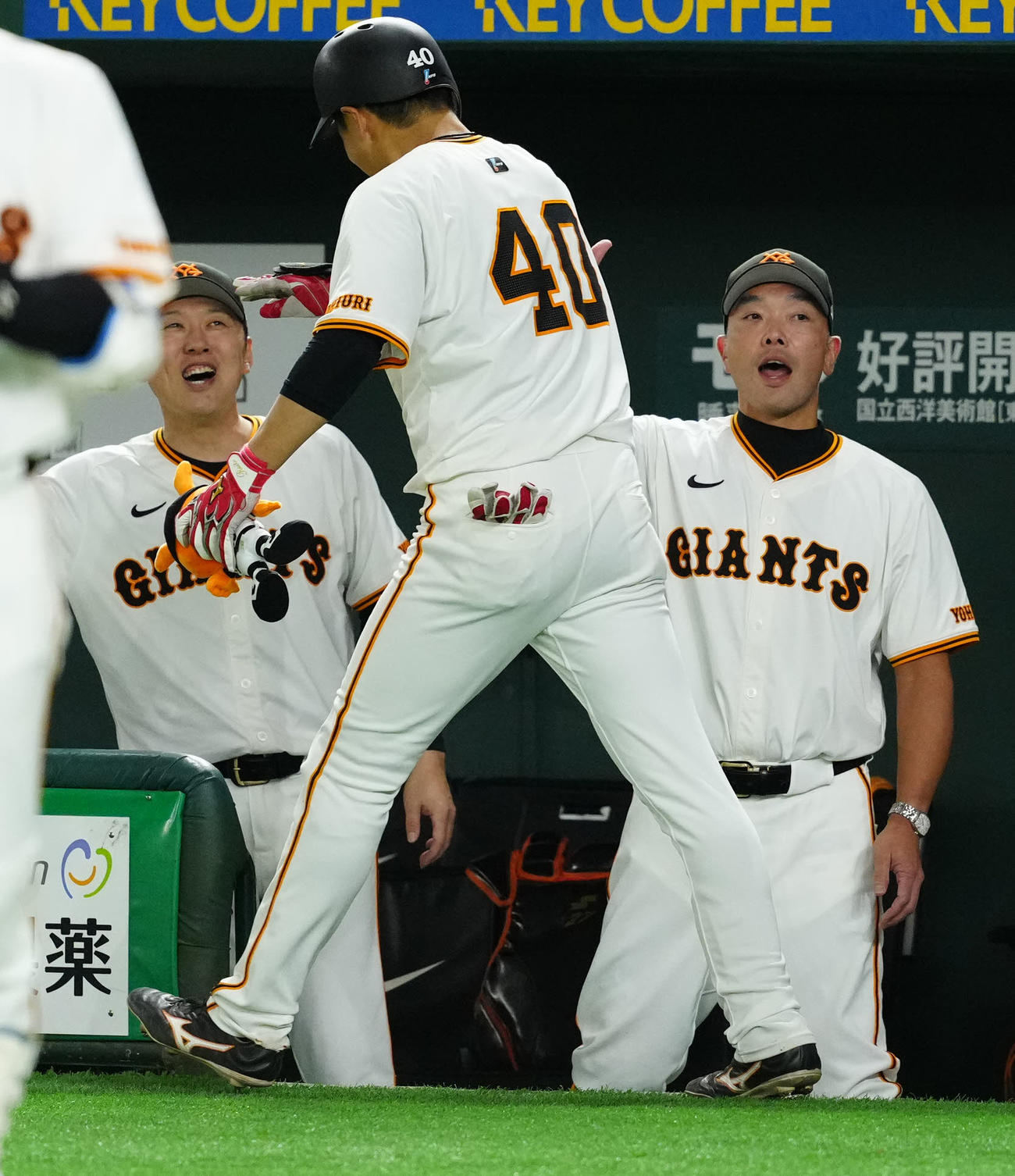 巨人対DeNA 5回裏巨人無死、先制ソロ本塁打を放った中山（中央）とタッチを交わす阿部監督（右）（撮影・江口和貴）