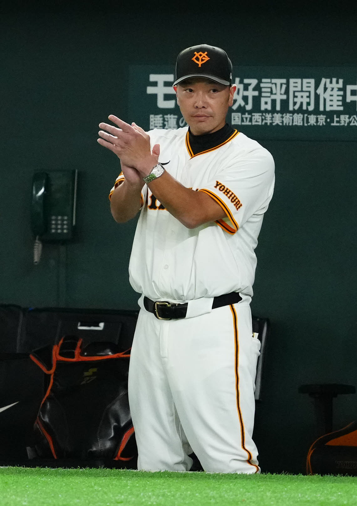 巨人対DeNA 5回裏巨人無死、中山が先制ソロ本塁打を放ち、ベンチで拍手する阿部監督（撮影・江口和貴）