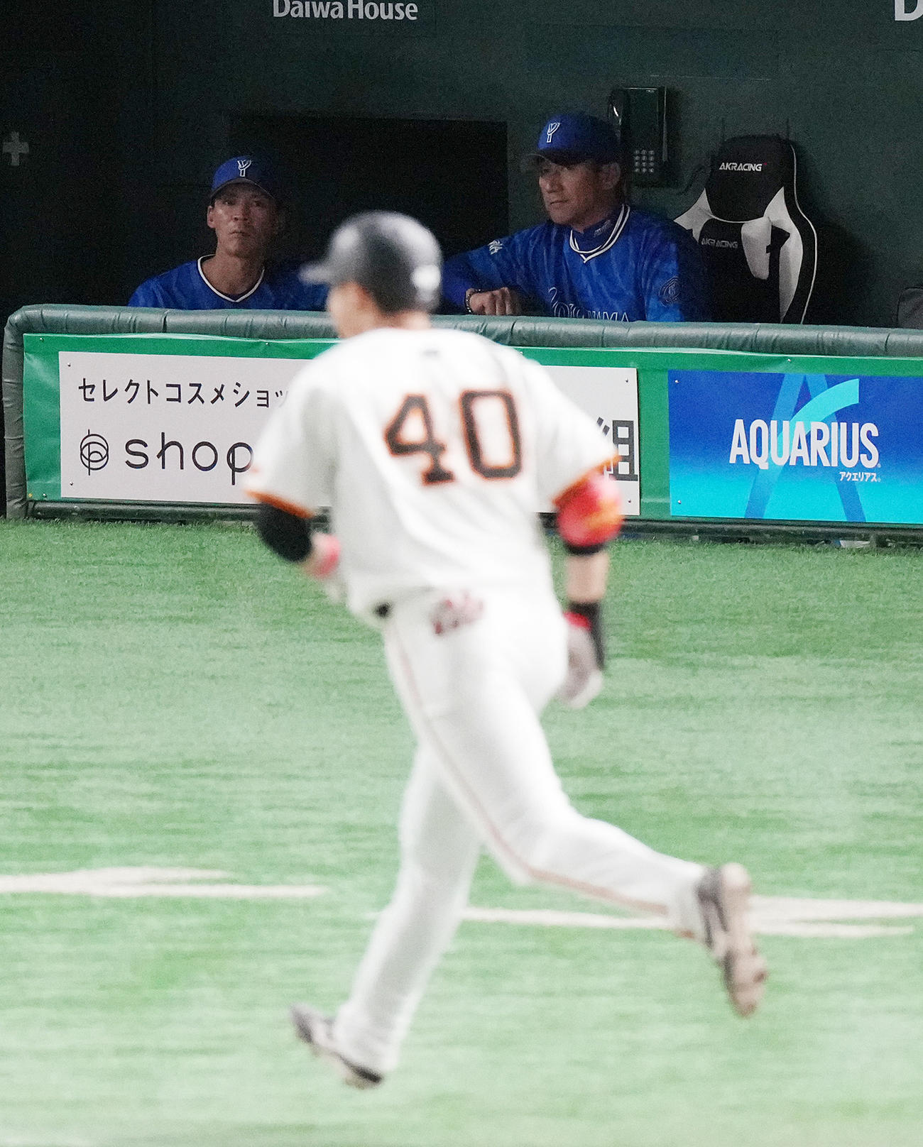 巨人対DeNA 5回裏巨人無死、中山に先制の右越えソロ本塁打を浴び、浮かない表情の三浦監督（撮影・鈴木みどり）