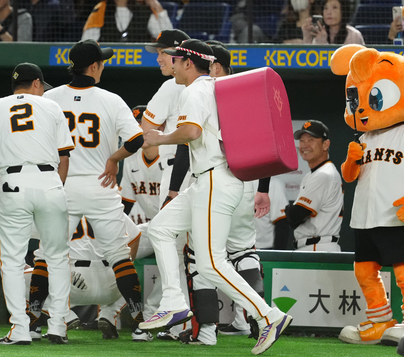 巨人対DeNA　試合前の円陣でグラウンドに姿を現す巨人萩尾（中央）（撮影・江口和貴）