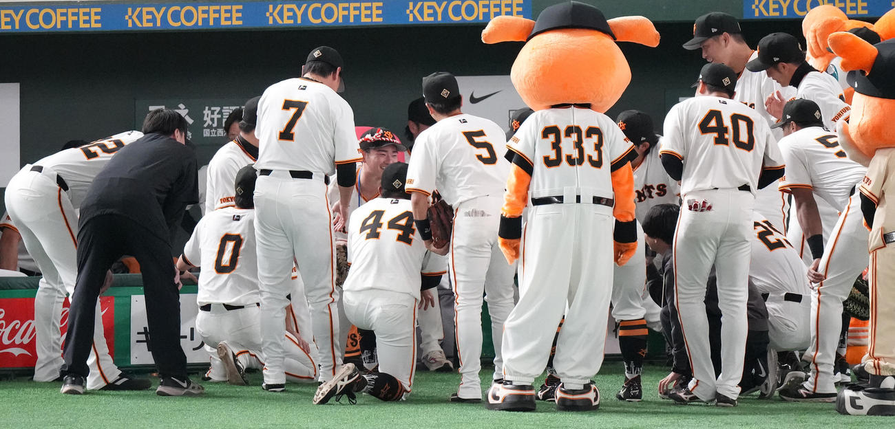 巨人対DeNA　江戸前スーシーズの格好で円陣の声出しをする巨人萩尾（撮影・鈴木みどり）