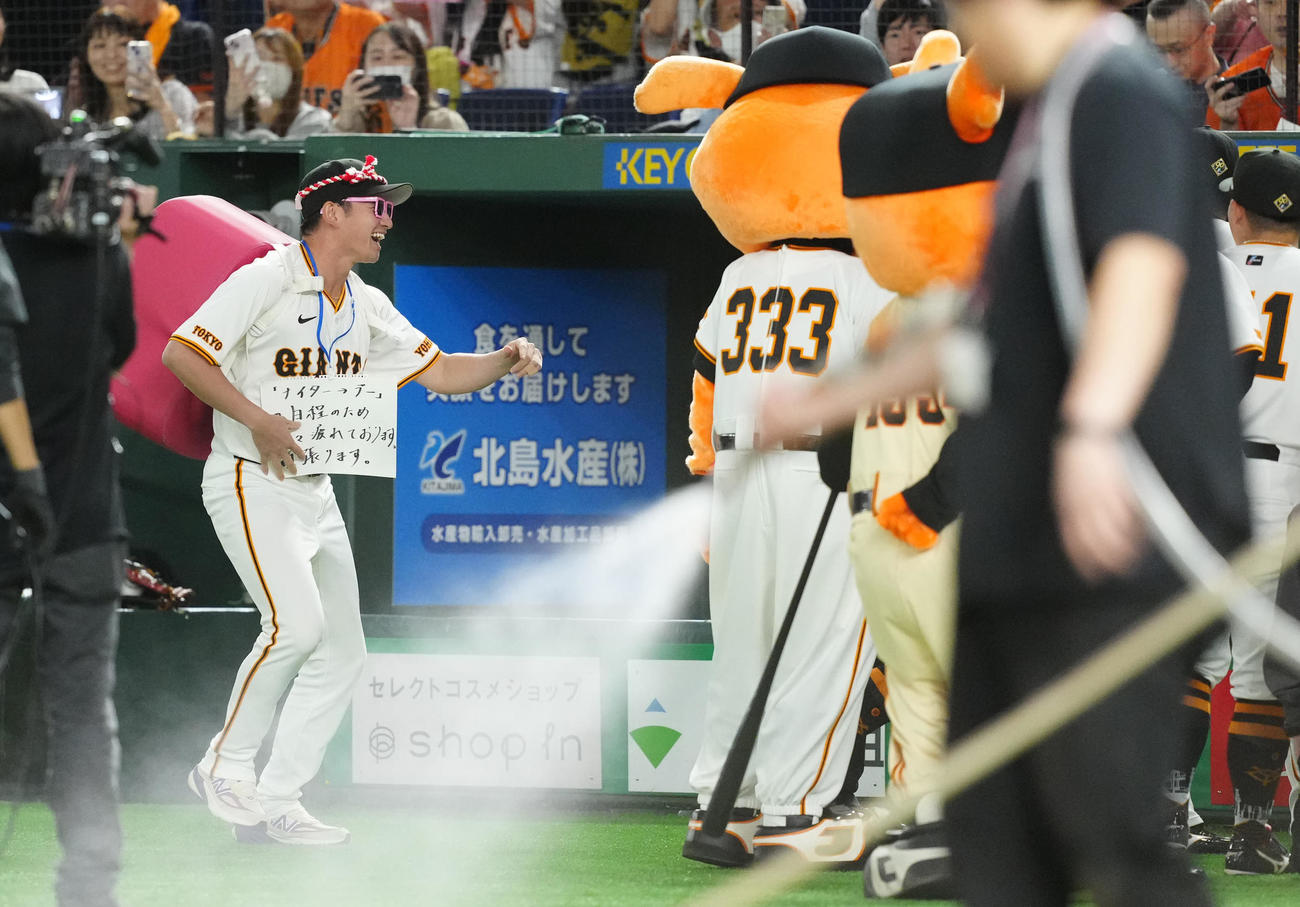 巨人対DeNA　試合前の円陣でグラウンドに姿を現す巨人萩尾（撮影・江口和貴）