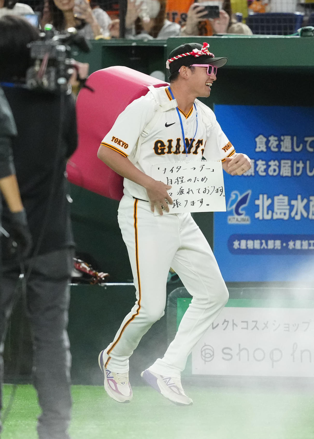 巨人対DeNA　試合前の円陣でグラウンドに姿を現す巨人萩尾（撮影・江口和貴）