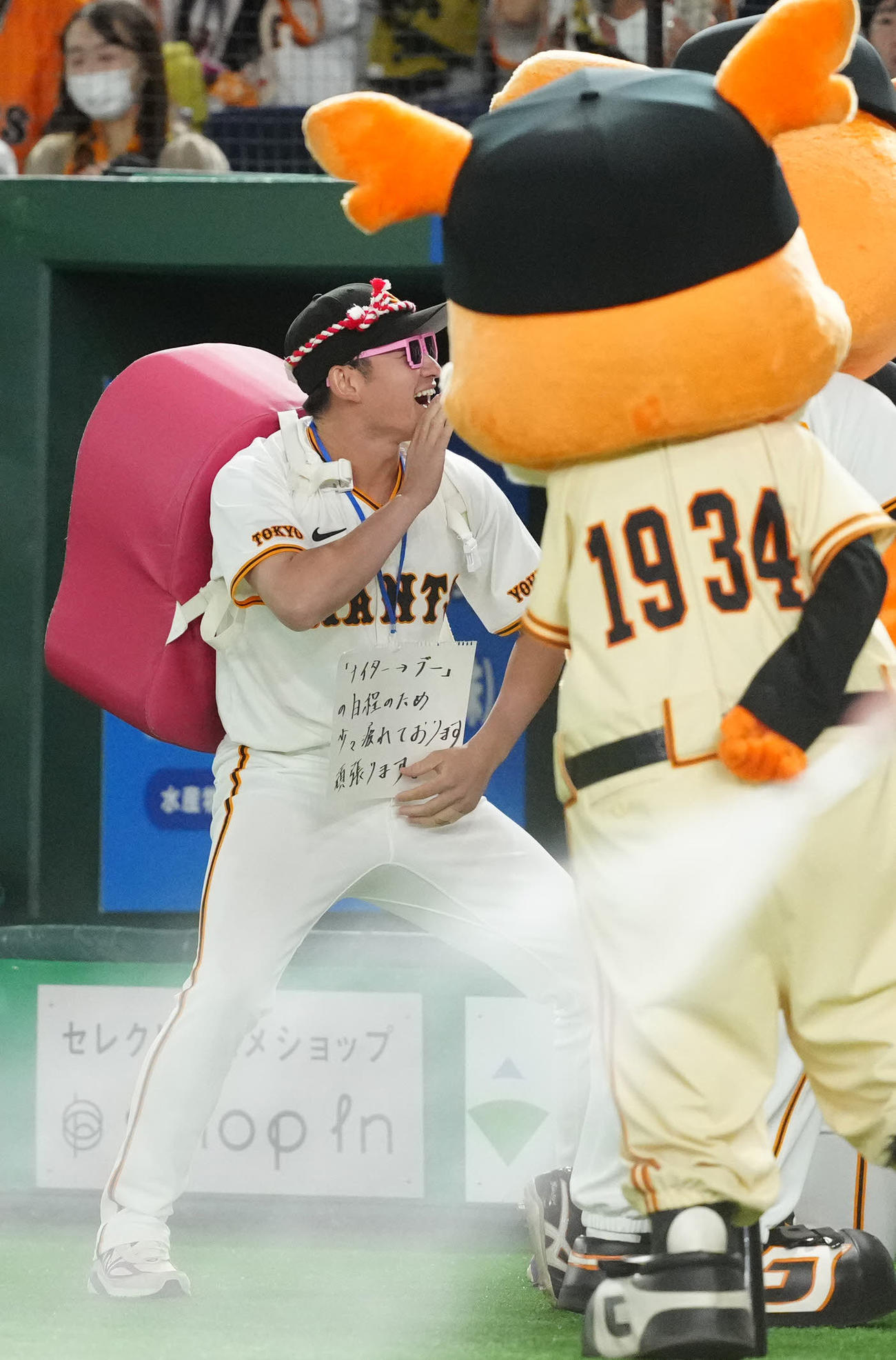 巨人対DeNA　試合前の円陣で声出しする巨人萩尾（撮影・江口和貴）