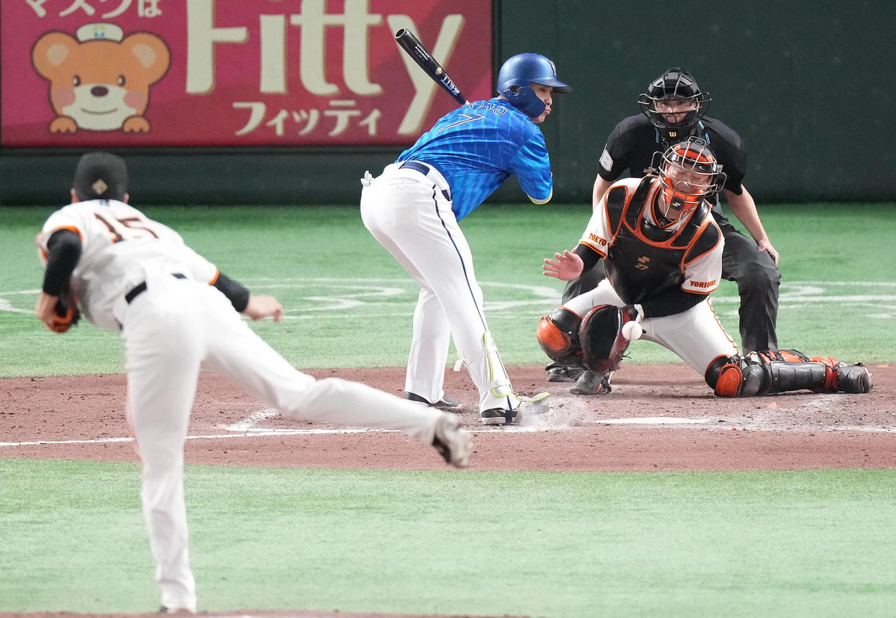 巨人対DeNA 9回表DeNA1死、死球を受ける佐野。投手大勢（撮影・鈴木みどり）