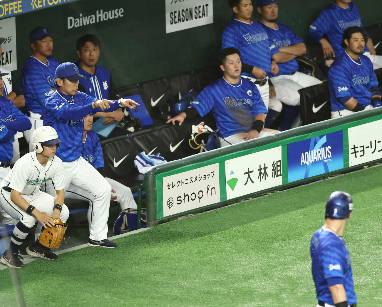 巨人対DeNA 9回表DeNA1死、打者佐野の時、リクエストを要求する三浦監督（左）（撮影・河田真司）