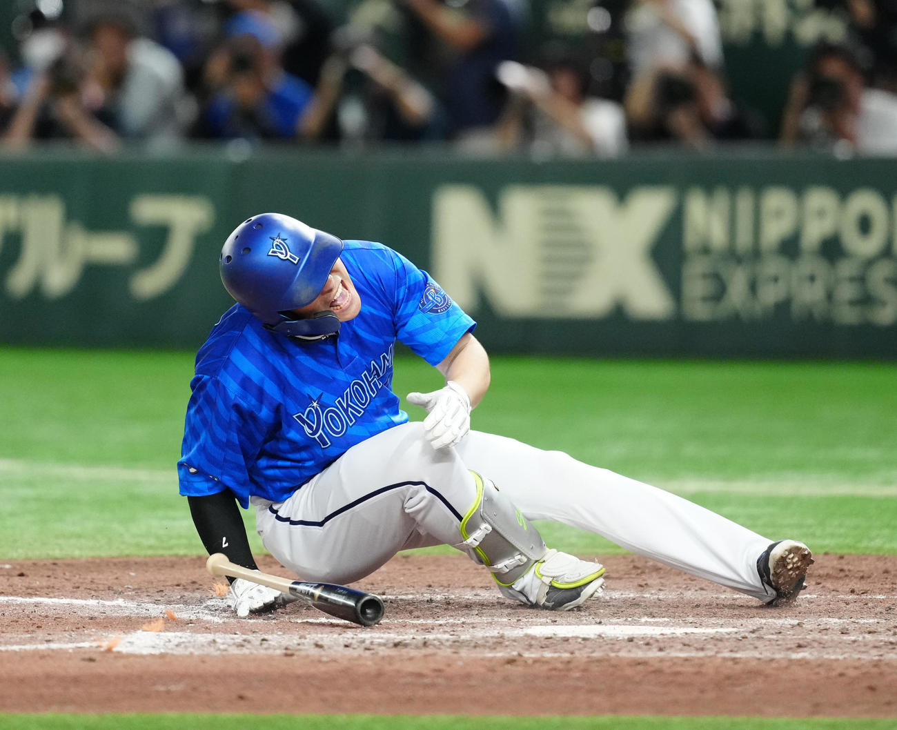 19日巨人戦の9回表、右膝付近に死球を受けた佐野