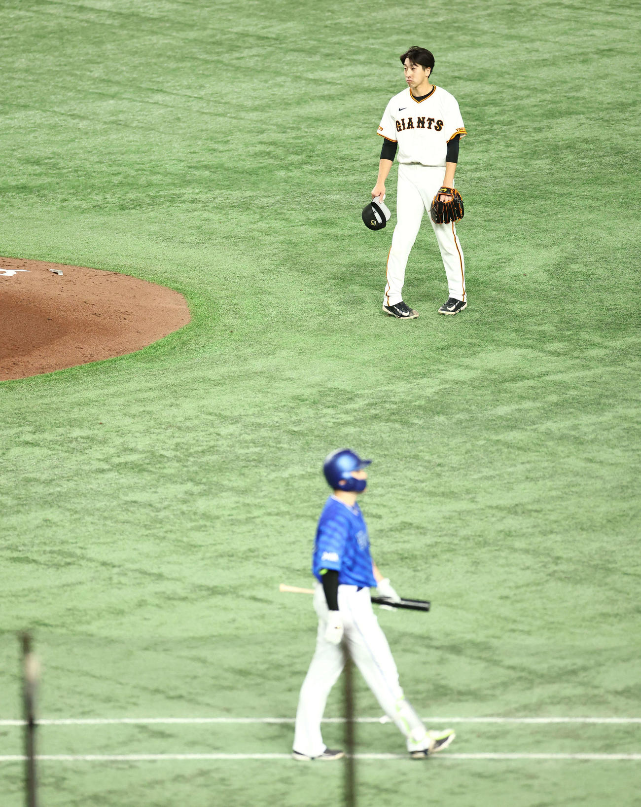 巨人対DeNA 9回表DeNA1死、佐野恵太に死球を与える大勢（撮影・河田真司）