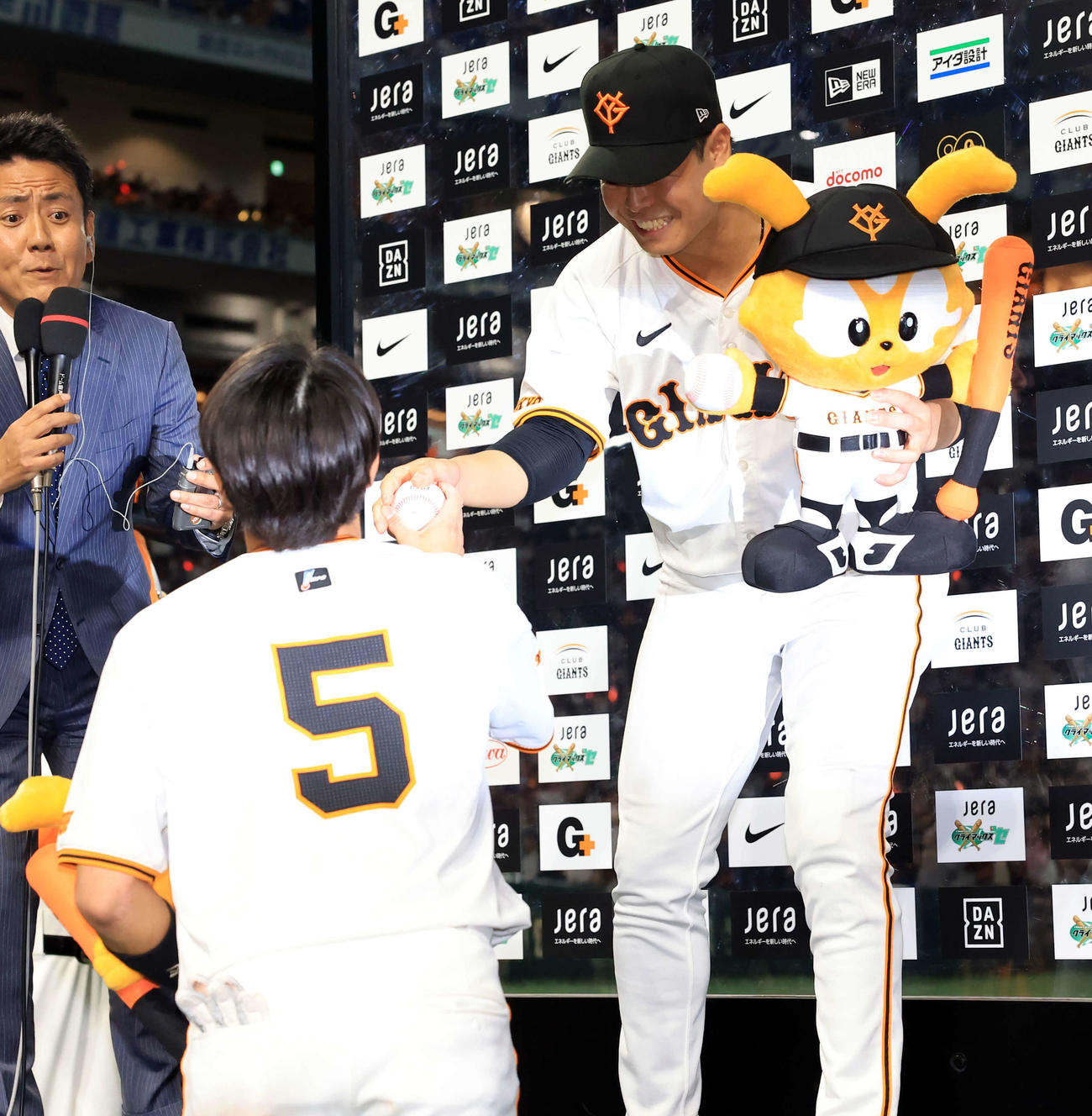 巨人対DeNA　ヒーローインタビューで門脇（手前）から本塁打ボールを受け取る中山（撮影・浅見桂子）