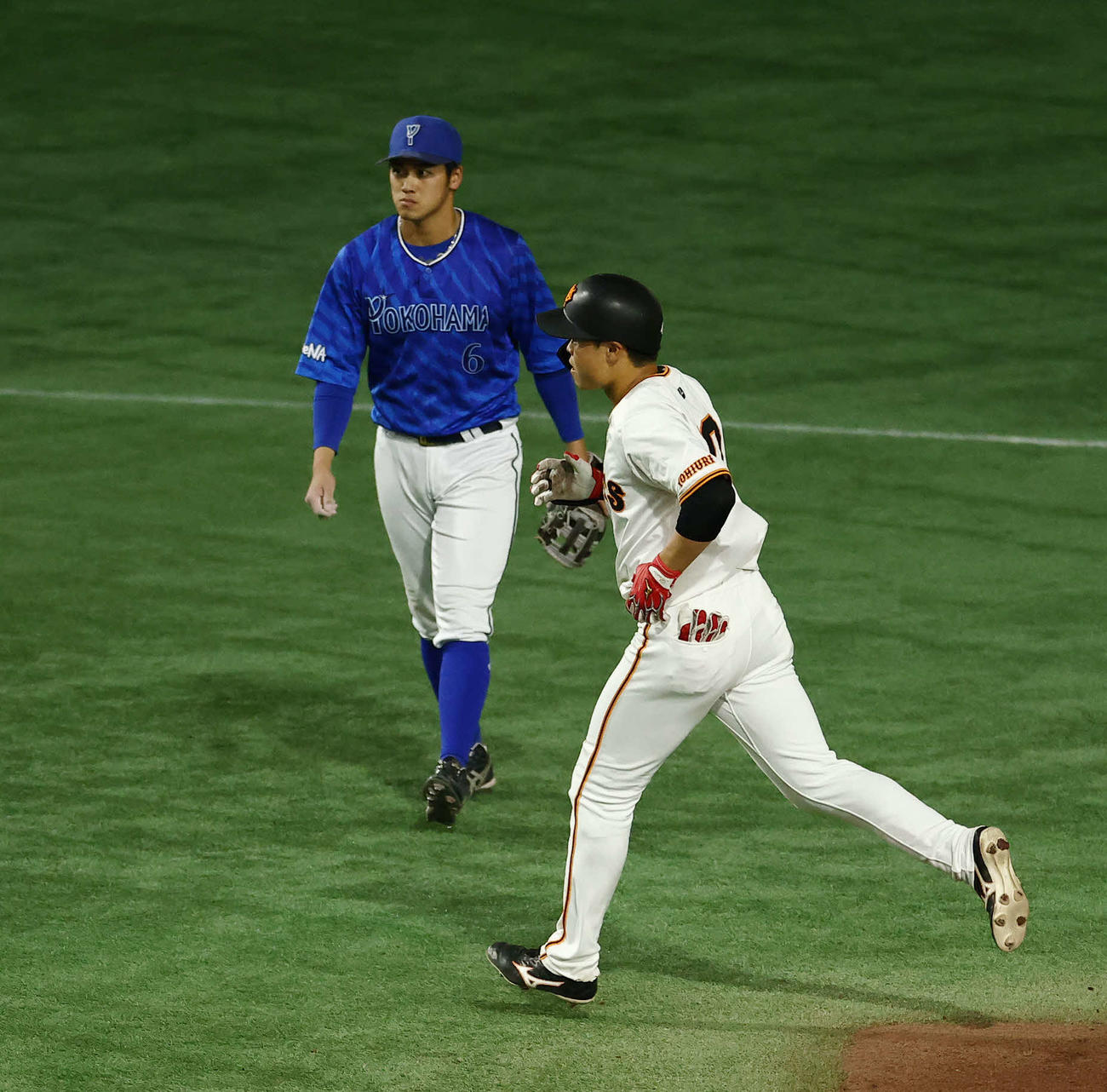 巨人対DeNA 5回裏巨人無死、右越え先制ソロ本塁打を放ち、ダイヤモンドを回る中山（撮影・河田真司）