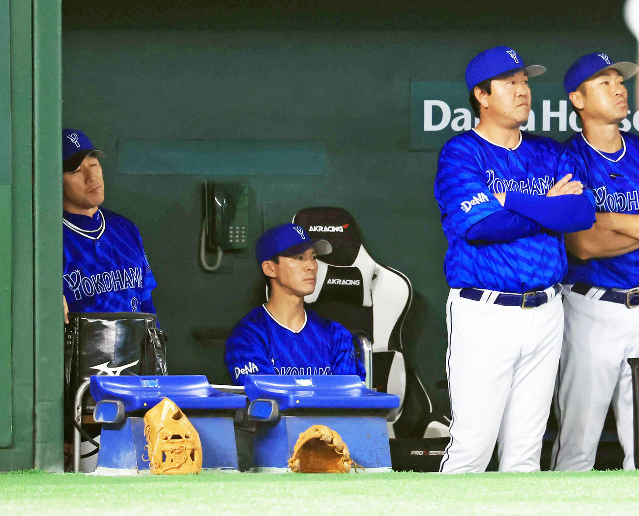 巨人対DeNA 7回表DeNA1死三塁、森の打球で桑原が本塁死し、悔しそうな三浦監督（左）ら（撮影・浅見桂子）